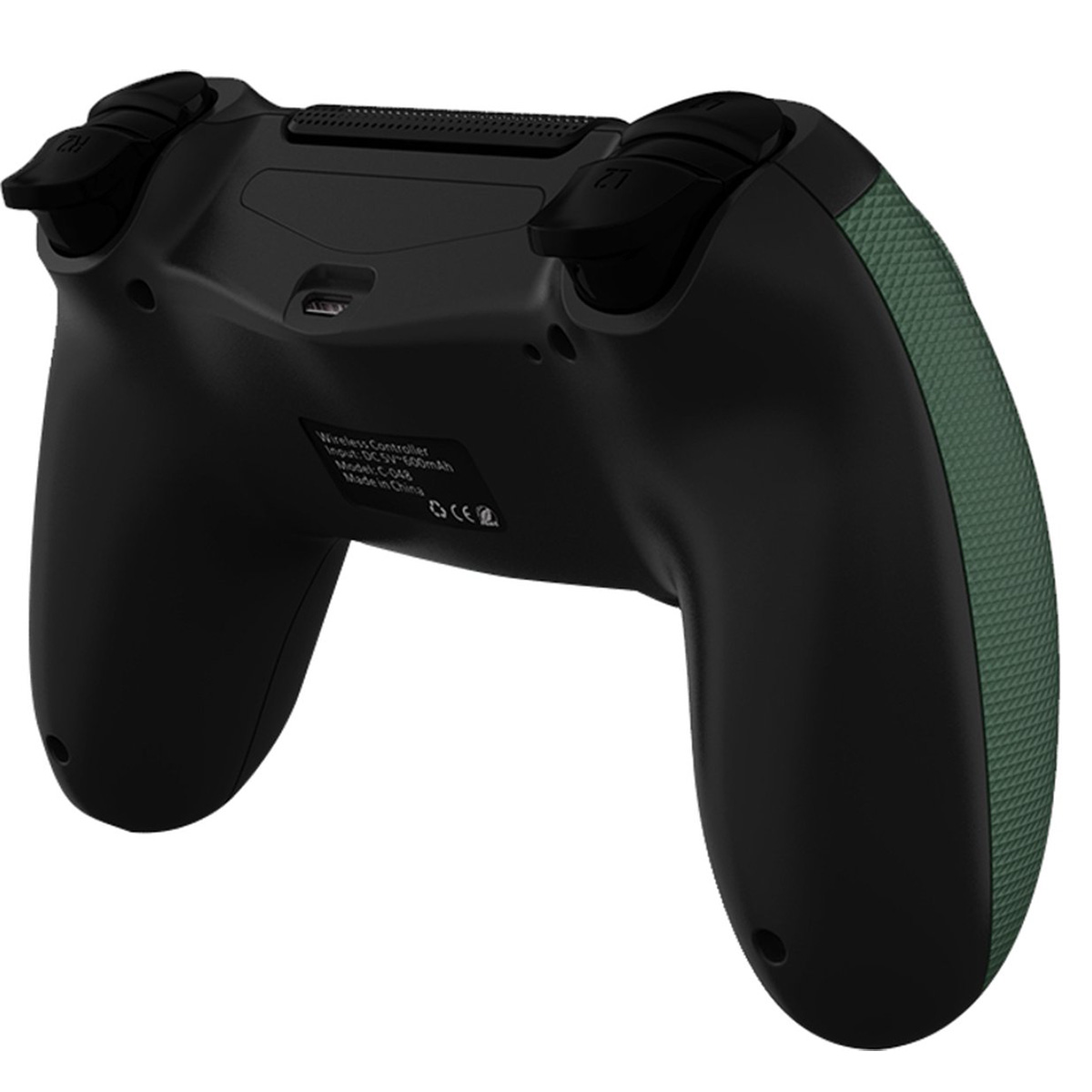 Ein schwarzer kabelloser Controller mit grün strukturierter Grifffläche. Tasten L2 und R2 sind sichtbar. Modelldetails sind auf der Rückseite aufgedruckt.