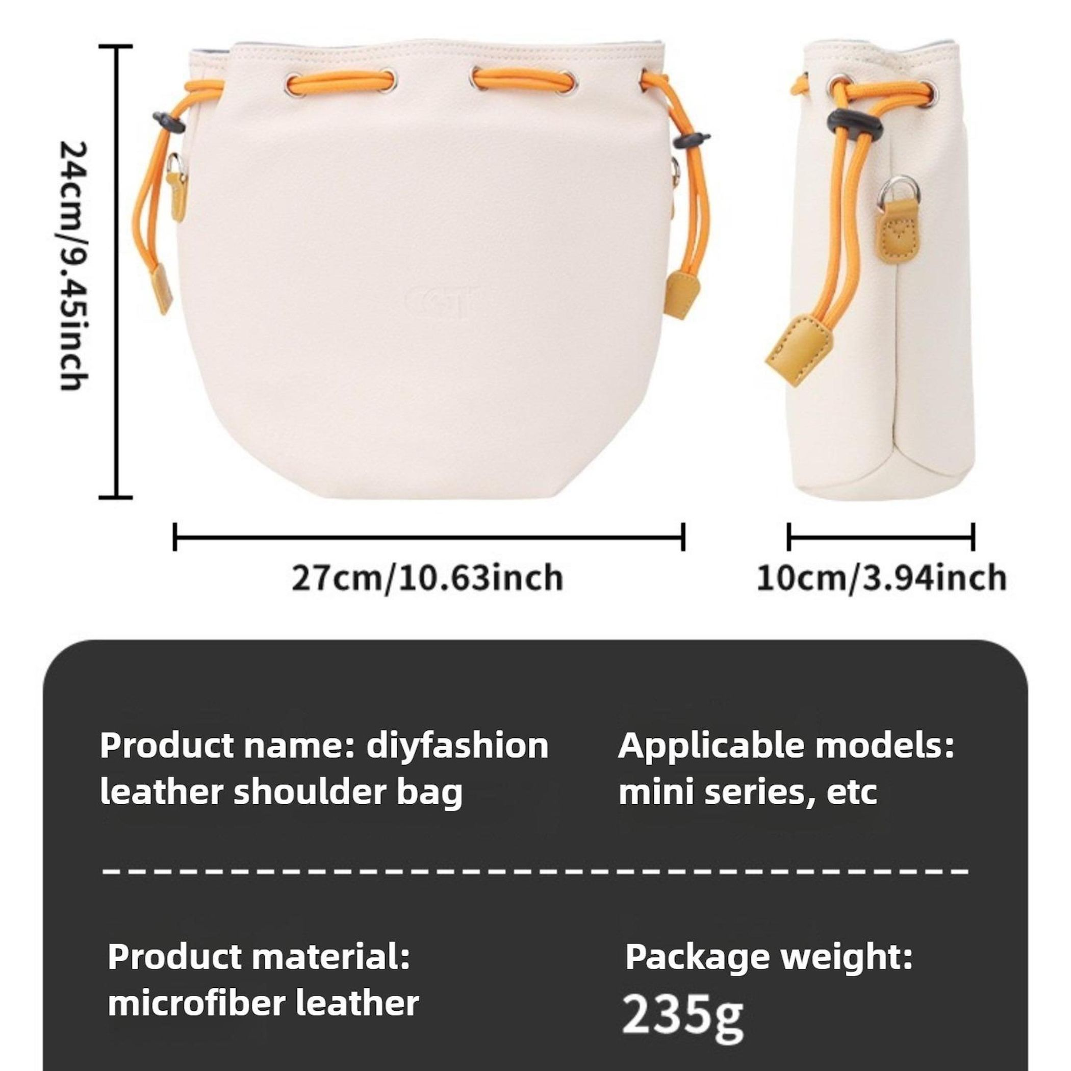 Eine weiße Leder-Umhängetasche mit orangefarbenen Kordelzügen. Abmessungen und Produktdetails sind ebenfalls auf dem schwarzen Hintergrund angezeigt.