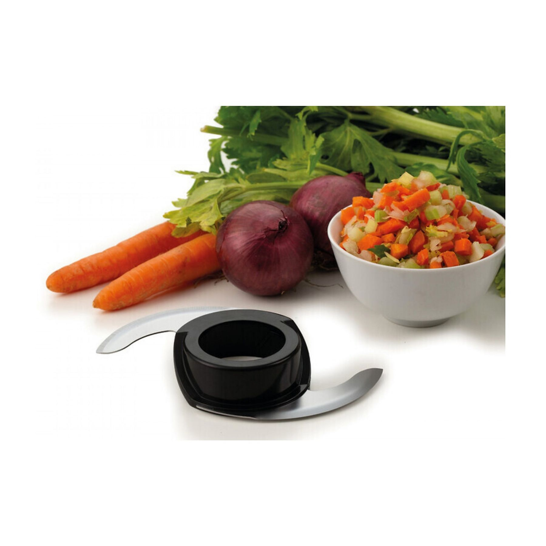 L'immagine mostra una lama nera di un robot da cucina con carote, cipolle, sedano e verdure tritate in una ciotola.
