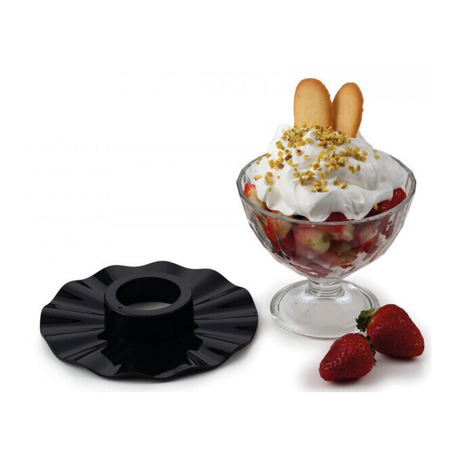 Un dessert con fragole, panna montata e noci, con biscotti sopra. Include un supporto nero e due fragole.