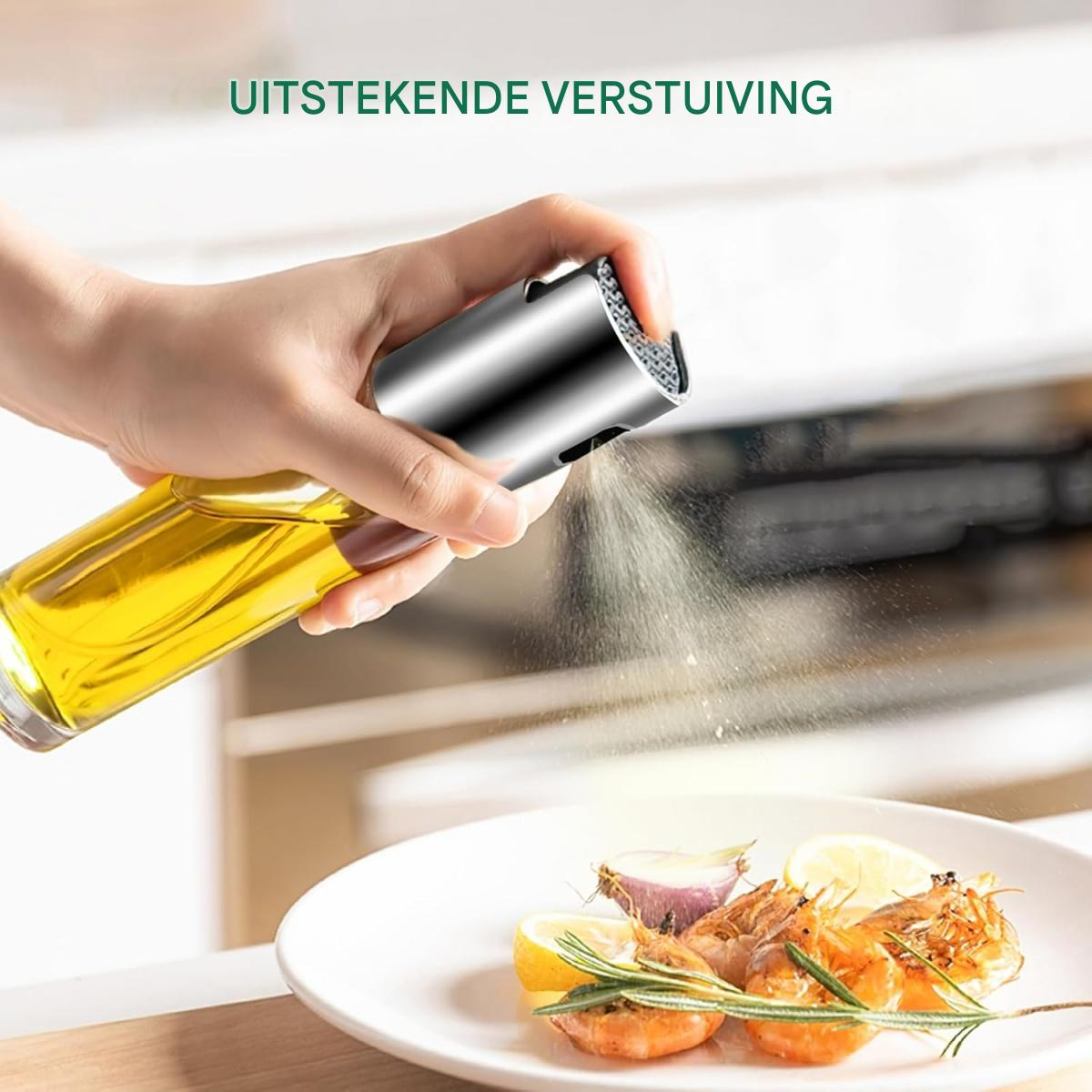 Eine Hand sprüht Öl aus einer Flasche auf einen Teller mit Essen. Der Teller enthält Garnelen, Zitronenscheiben und eine Knoblauchzehe.