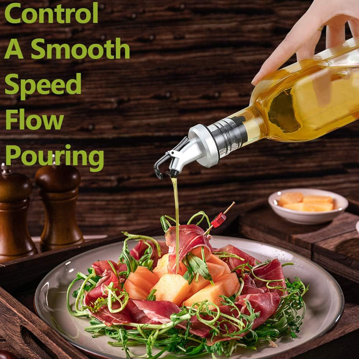 Öl wird auf einen Teller Salat mit Melone und Prosciutto gegossen. Text lautet: 'Kontrolliere einen reibungslosen Geschwindigkeitsfluss'.
