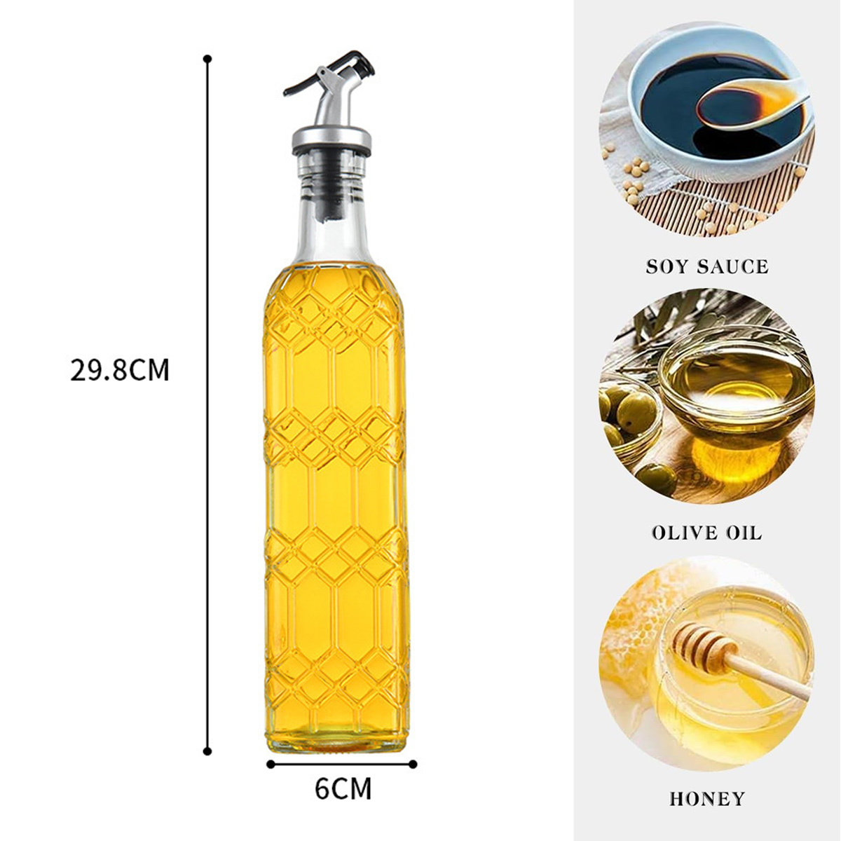 Eine hohe, klare Glasflasche mit gelber Flüssigkeit, einem silbernen Ausguss und Maßangaben. Sojasauce, Olivenöl und Honig sind ebenfalls abgebildet.
