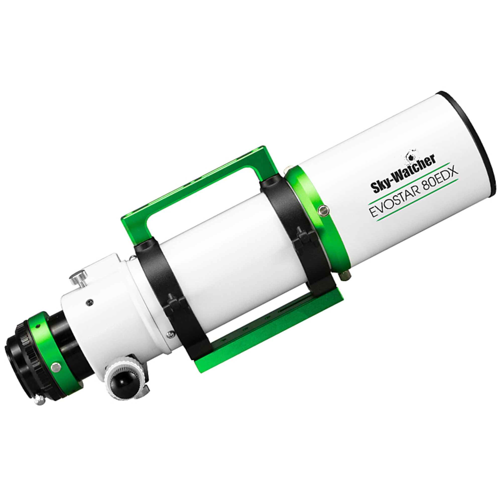 Ein weißes Sky-Watcher Evostar 80EDX-Teleskop mit grünen Akzenten und Griffen liegt diagonal auf weißem Grund.