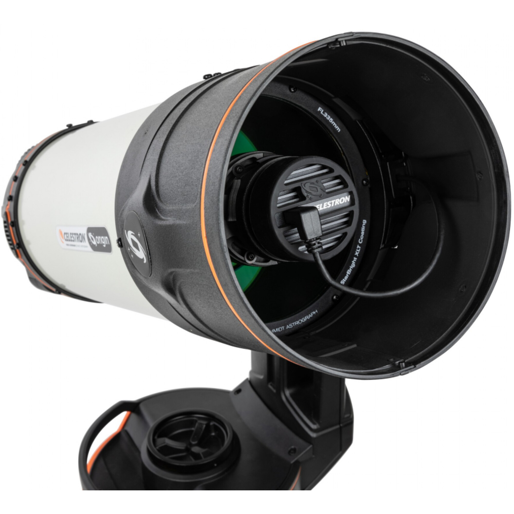 Ein weißes Teleskop mit schwarzen und orangen Akzenten. Das Celestron Origin ist auf einem schwarzen Ständer montiert.