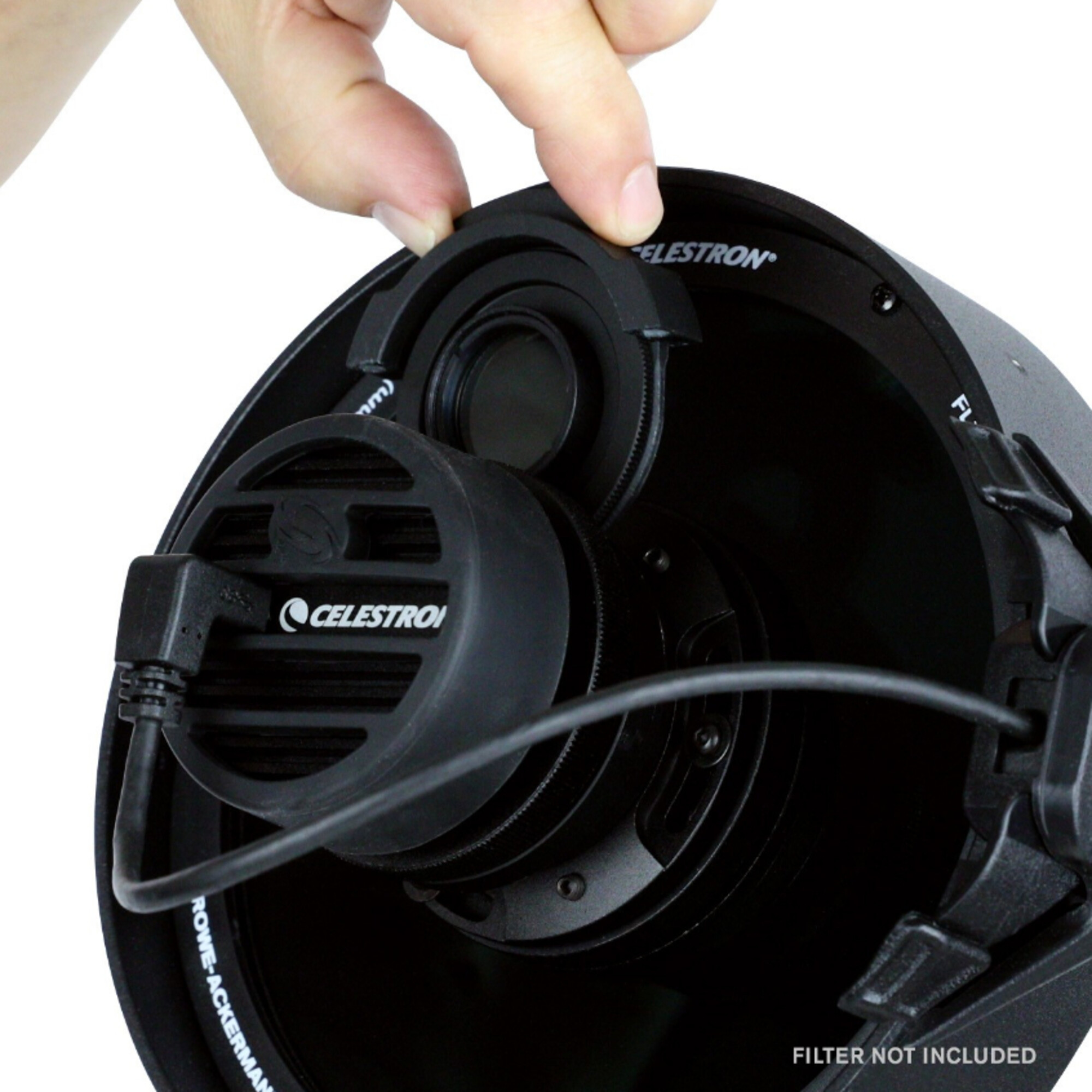 Eine Hand, die ein Celestron-Teleskopteil einstellt. Schwarze und silberne Komponenten sind sichtbar, Text: FILTER NICHT ENTHALTEN.