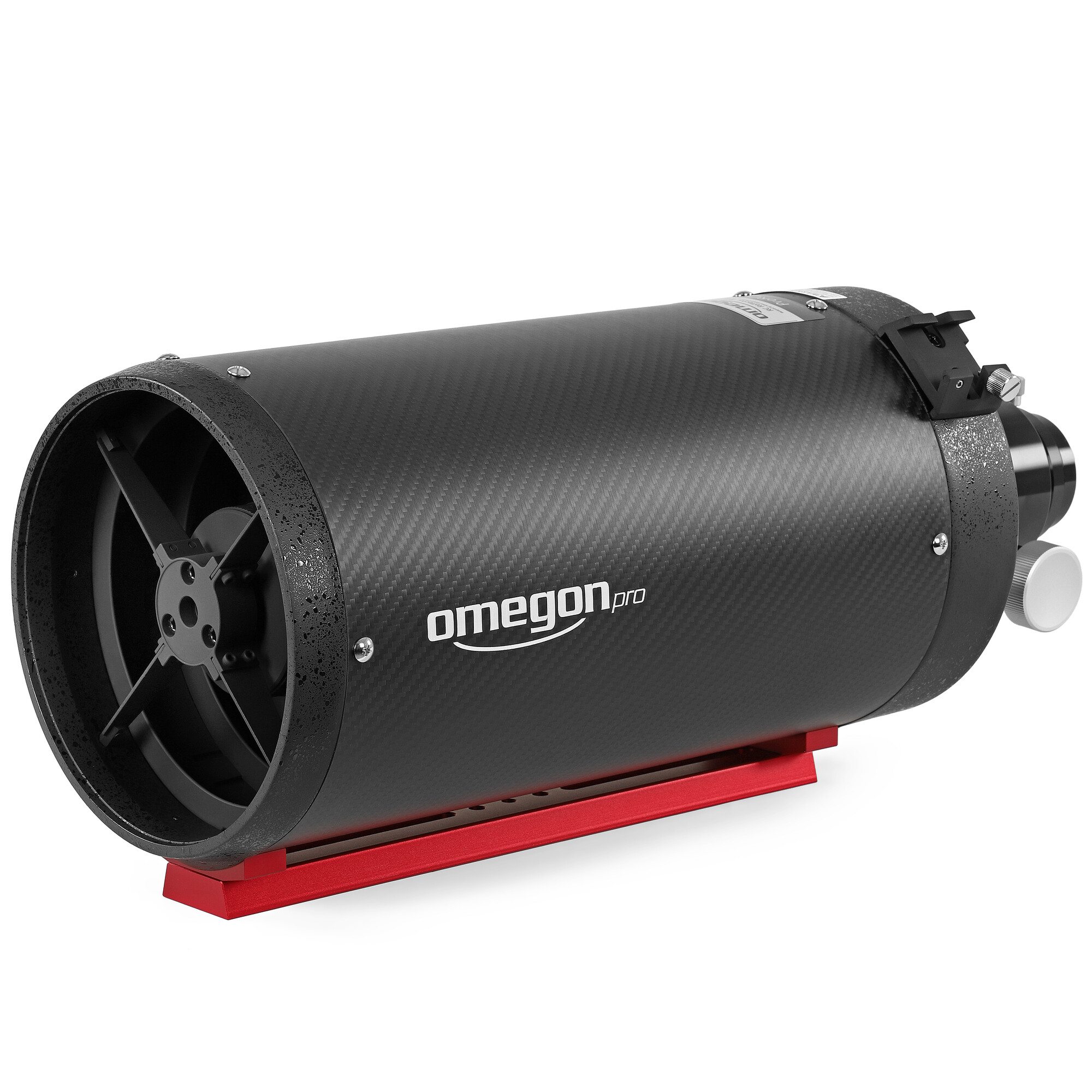 Ein schwarzes Teleskop mit 'omegon pro' Text auf einem roten Ständer. Es hat eine Kohlefaserkonsistenz.