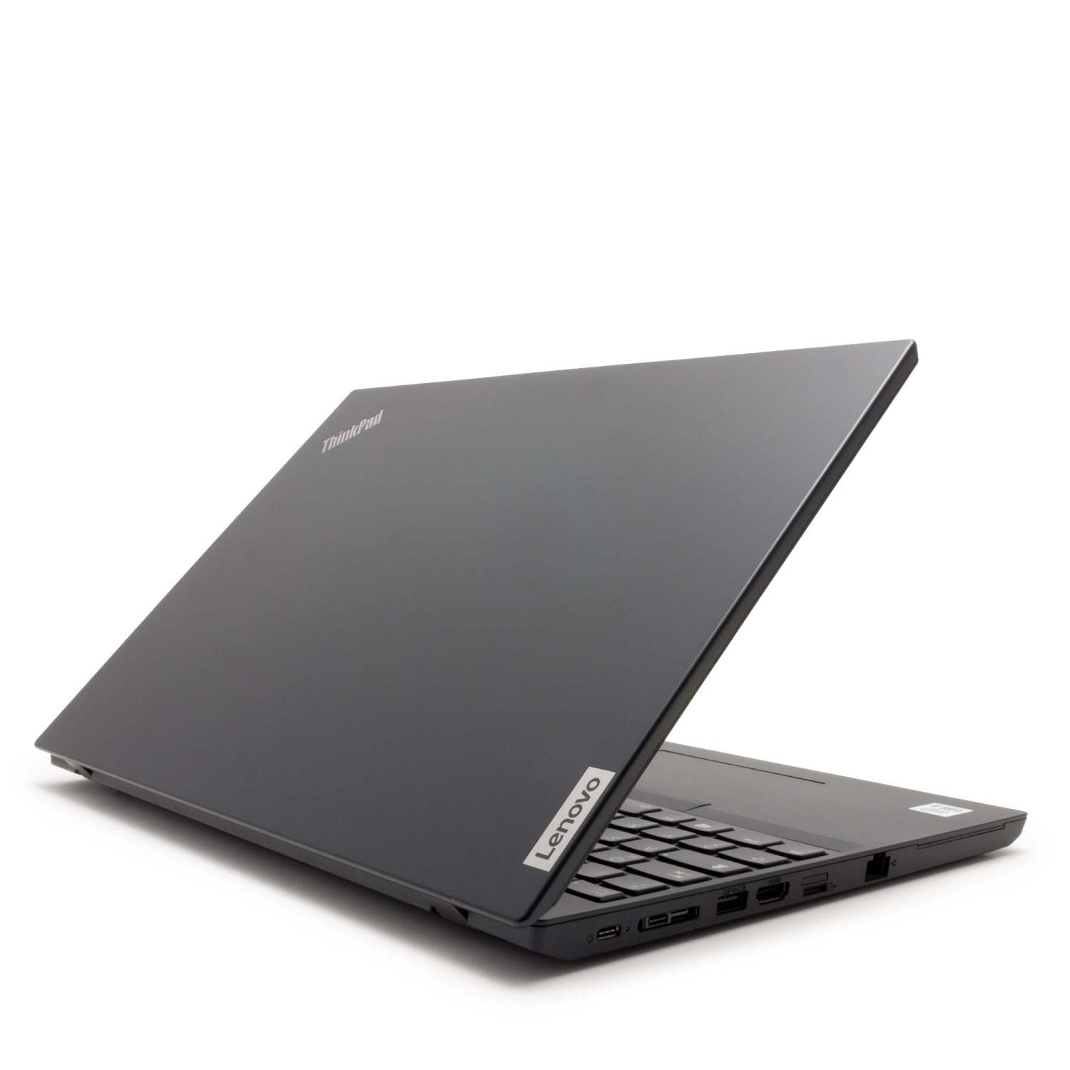 Ein schwarzes Lenovo ThinkPad-Laptop ist leicht geöffnet auf einer weißen Oberfläche. Das Lenovo-Logo ist sichtbar.