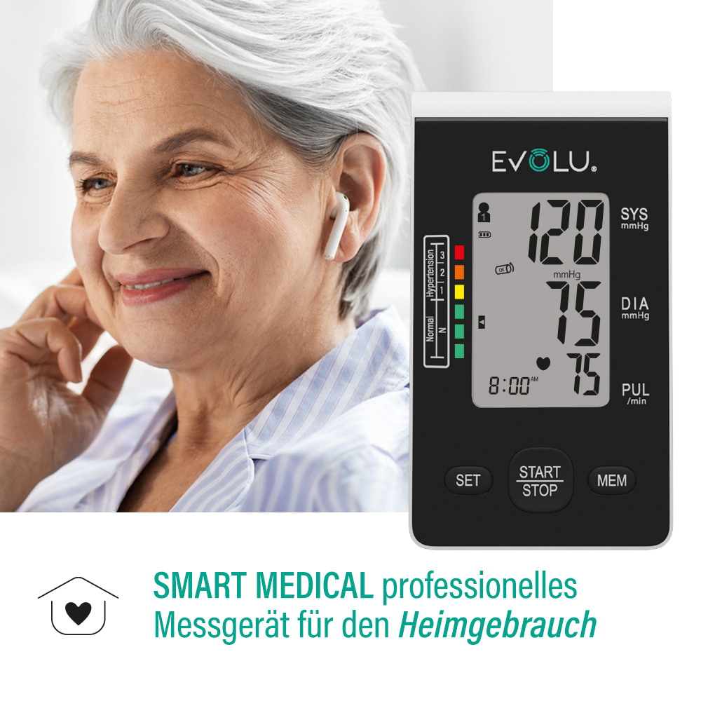 Eine ältere Frau mit Ohrhörern verwendet ein Blutdruckmessgerät. Das Gerät zeigt Blutdruckwerte und die Uhrzeit an.