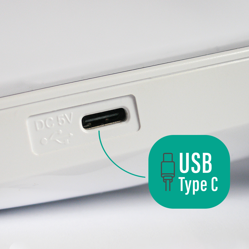 Nahaufnahme eines weißen Geräts mit einem USB-Typ-C-Anschluss. Ein grünes Etikett zeigt 'USB Typ C'.