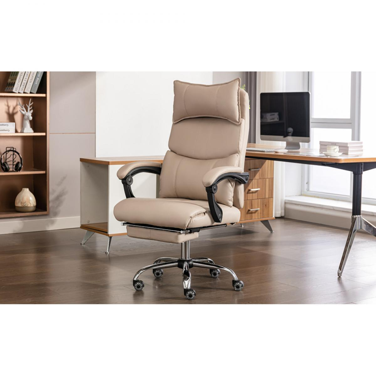 Ein beiger Bürostuhl in einem Heimbüro. Im Hintergrund sind ein Schreibtisch und ein Bücherregal mit Büchern und Dekoration.