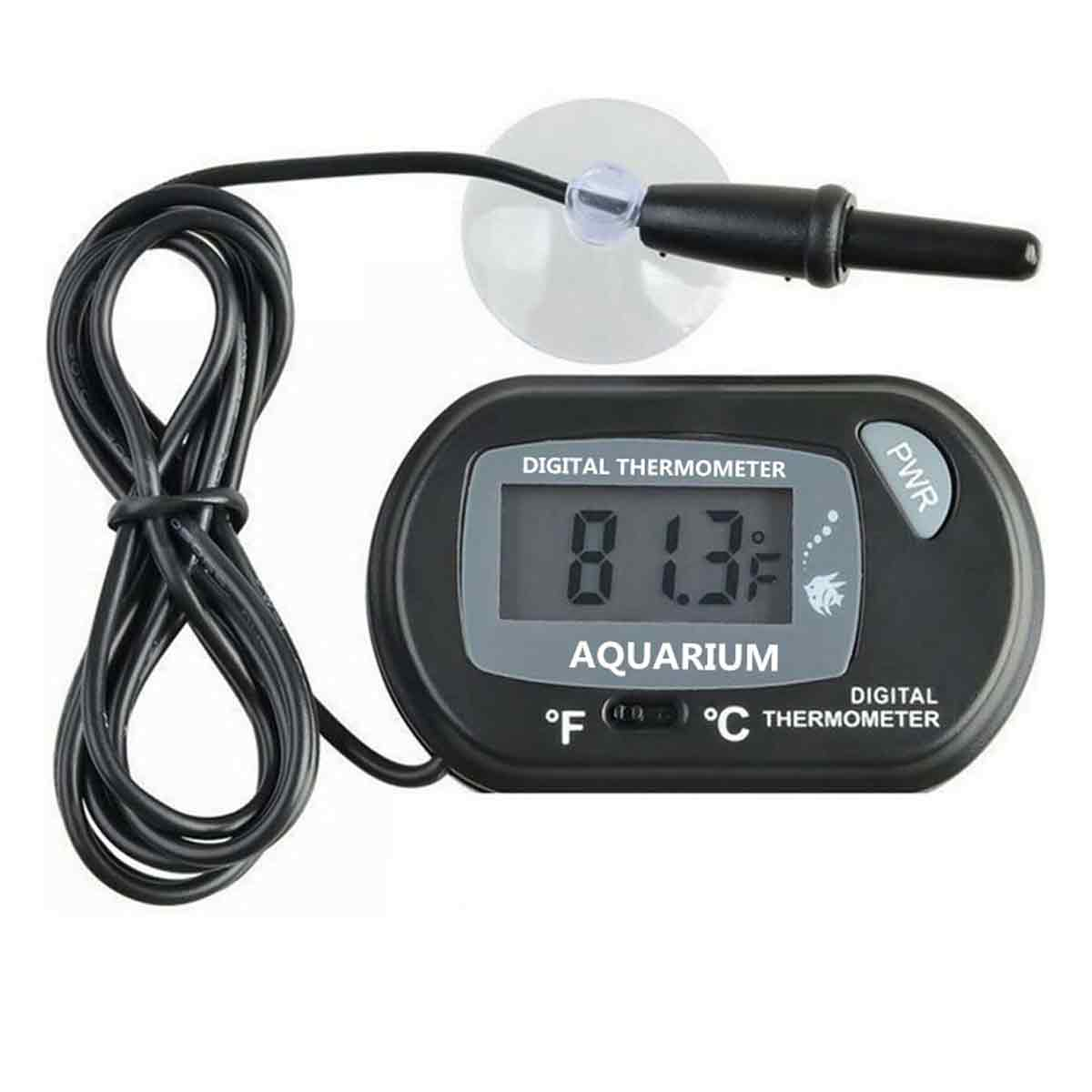 Digitales Aquarienthermometer mit 81,3 °F. Es hat ein schwarzes Gehäuse, Kabel und Saugnapf. Das Display zeigt die Temperatur.