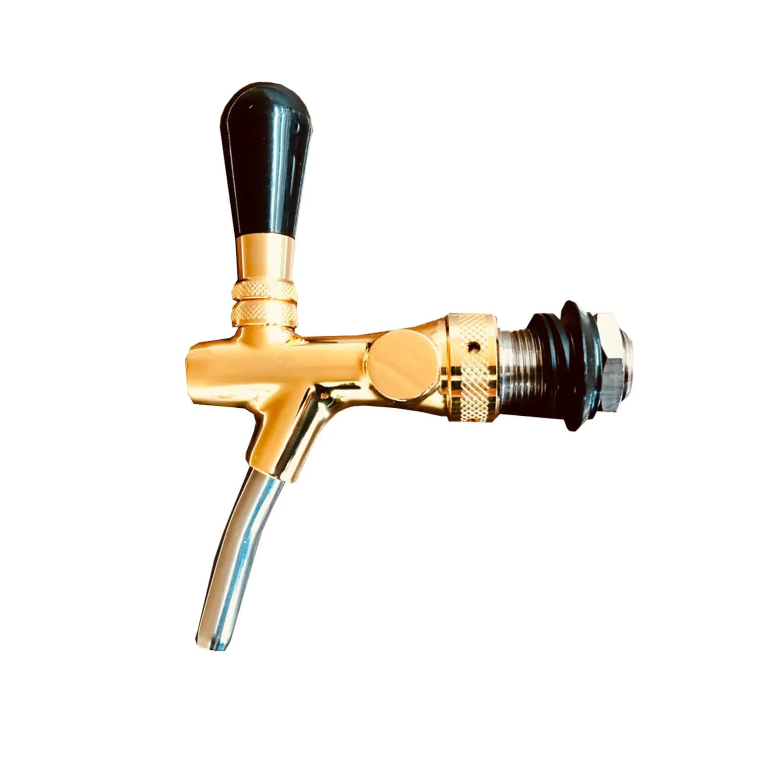 Een gouden biertap met een zwarte handgreep is geïsoleerd op een witte achtergrond. Het heeft een gebogen tuit en diverse schroefdraaddelen.