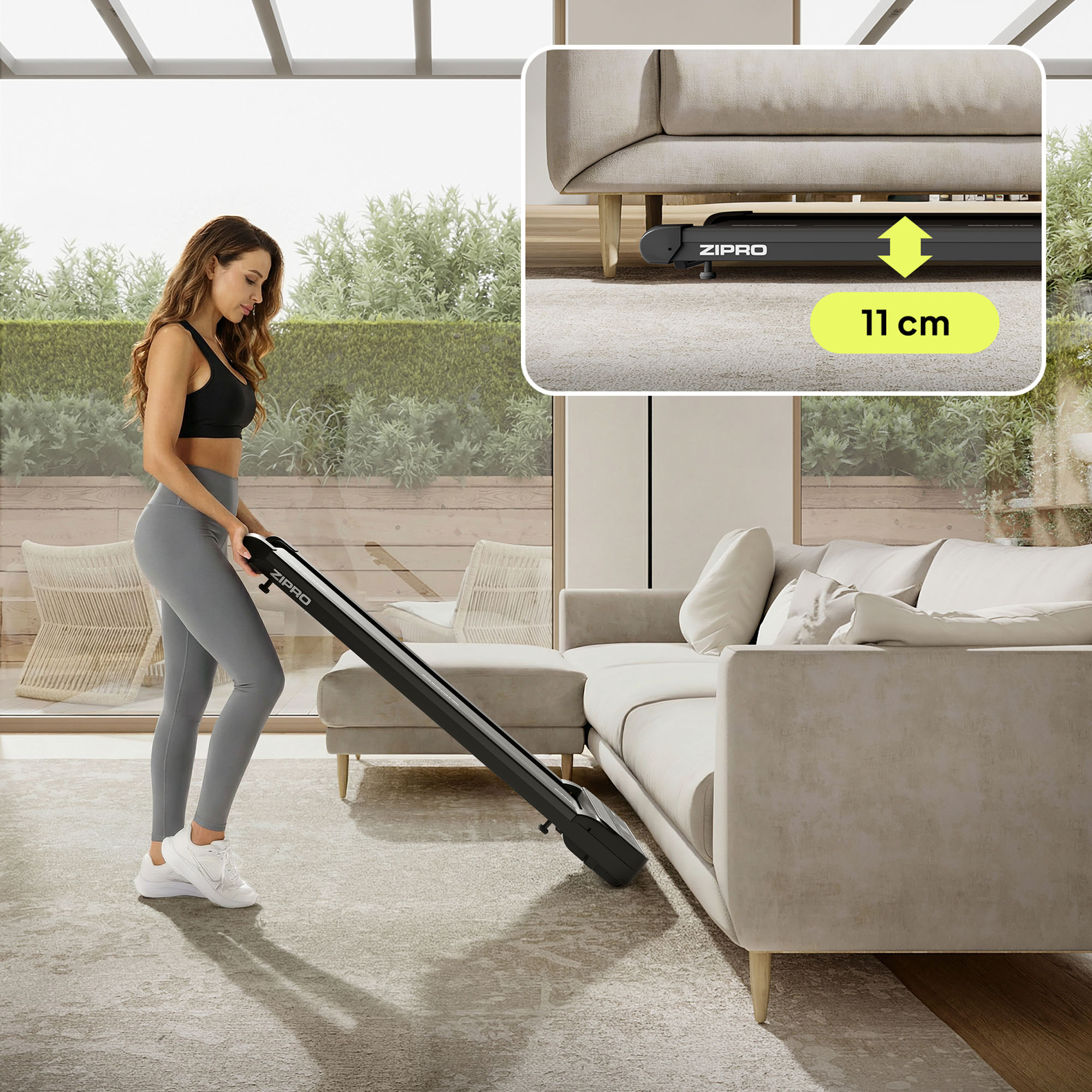 Eine Frau hält ein ZIPRO-Laufband. Das Laufband ist schwarz. Sie befindet sich in einem Wohnzimmer mit Sofa und Teppich.
