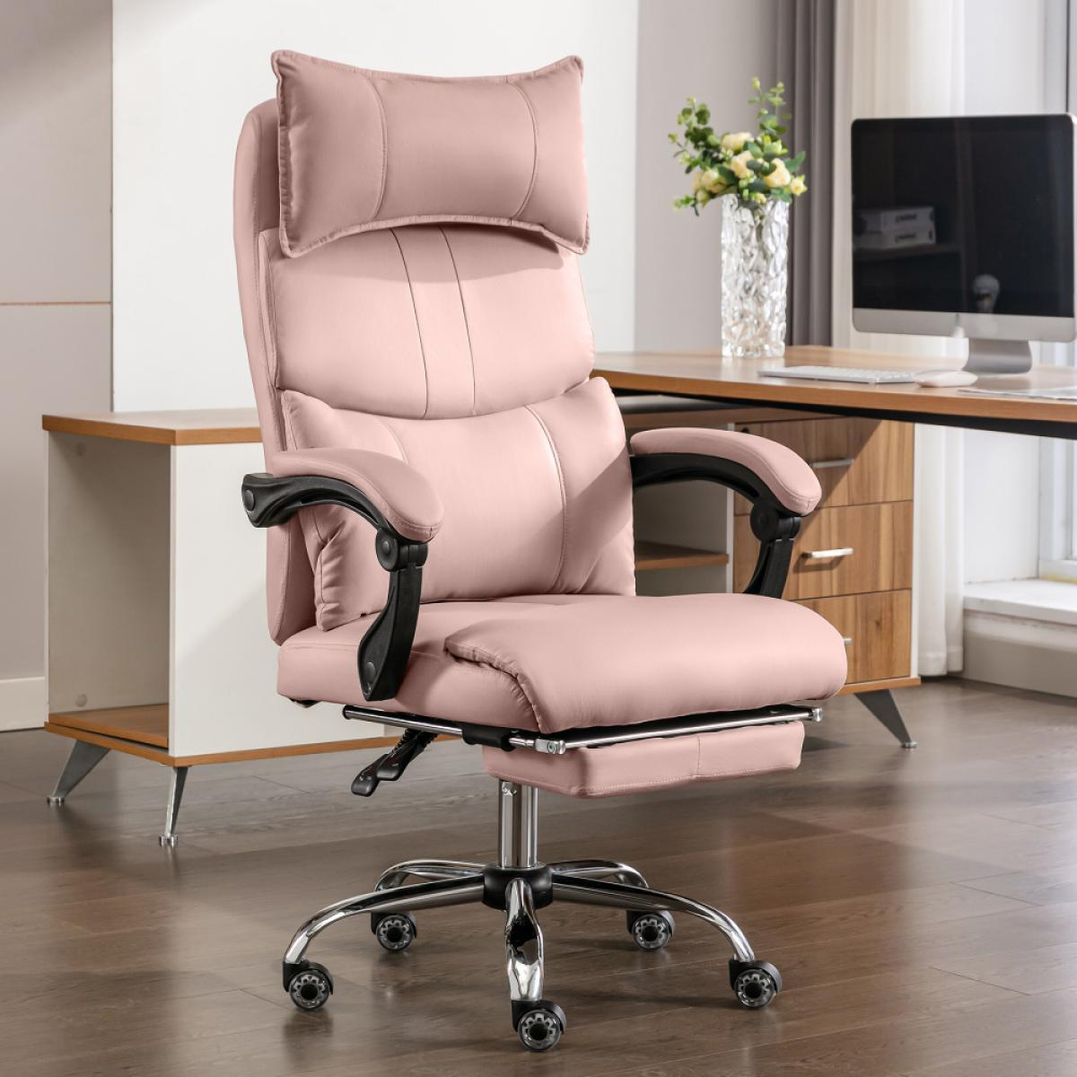 Ein rosa Bürostuhl mit Kopfstütze, Armlehnen und Fußstütze. Er steht auf einem Holzboden, in der Nähe eines Schreibtischs mit Computer und Blumen.