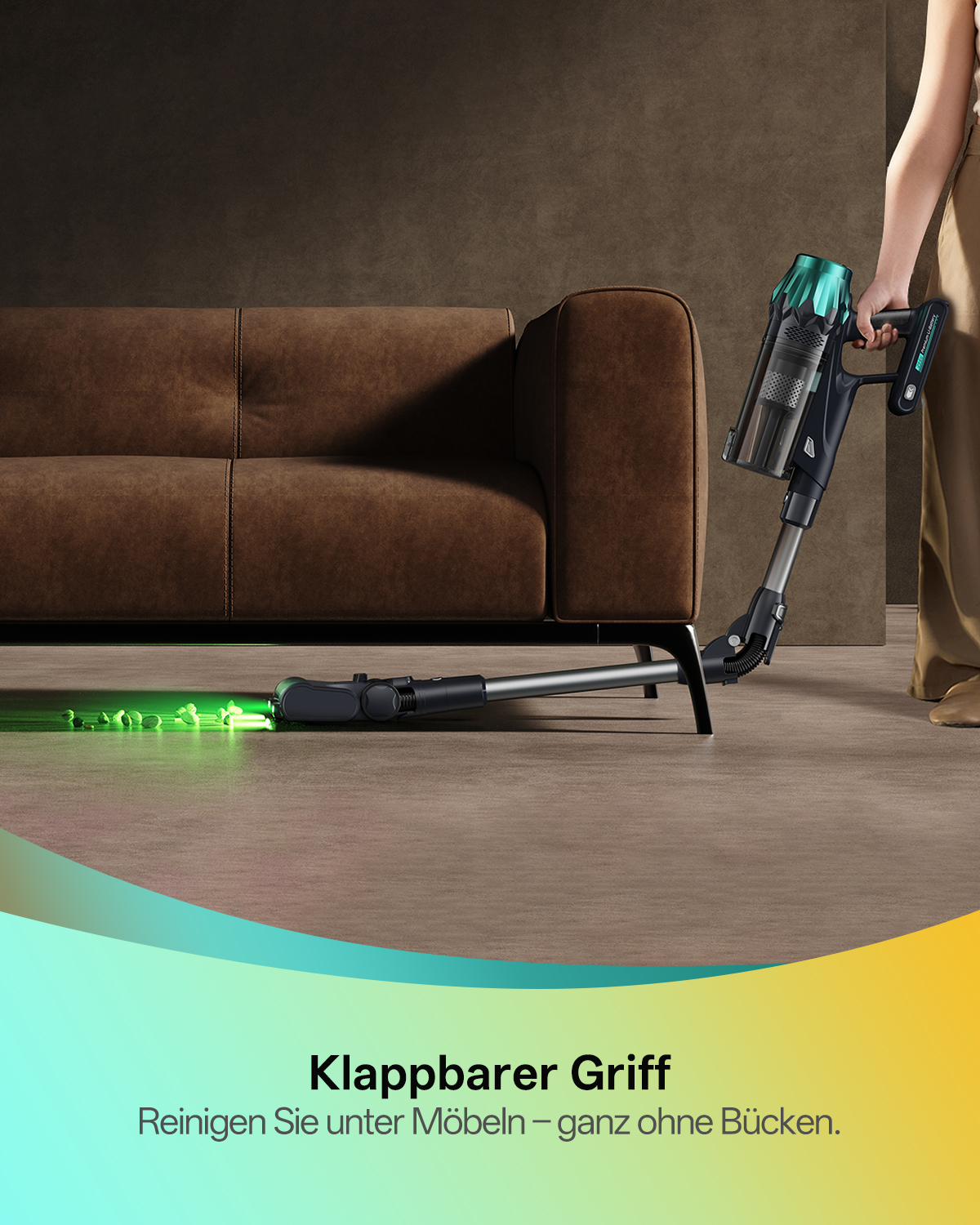 Eine Person hält einen Staubsauger. Links befindet sich ein braunes Sofa. Der Staubsauger reinigt. Grünes Licht liegt auf dem Boden.