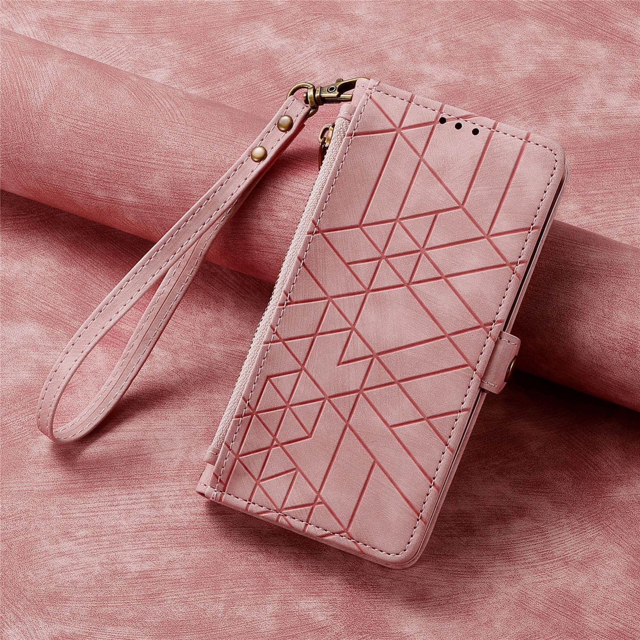 Funda de teléfono rosa con patrón geométrico, correa de muñeca y cremallera, sobre superficie rosa texturizada.