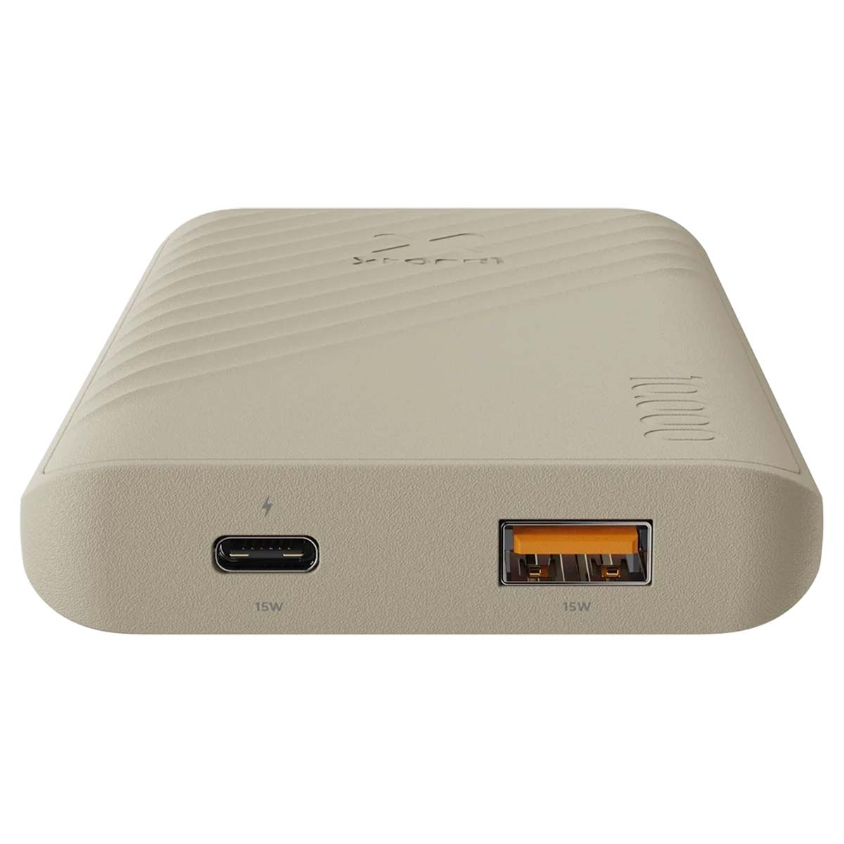 Un power bank beige con porta USB-C e USB-A, ciascuna etichettata 15W. La parte superiore ha un design strutturato e un logo.