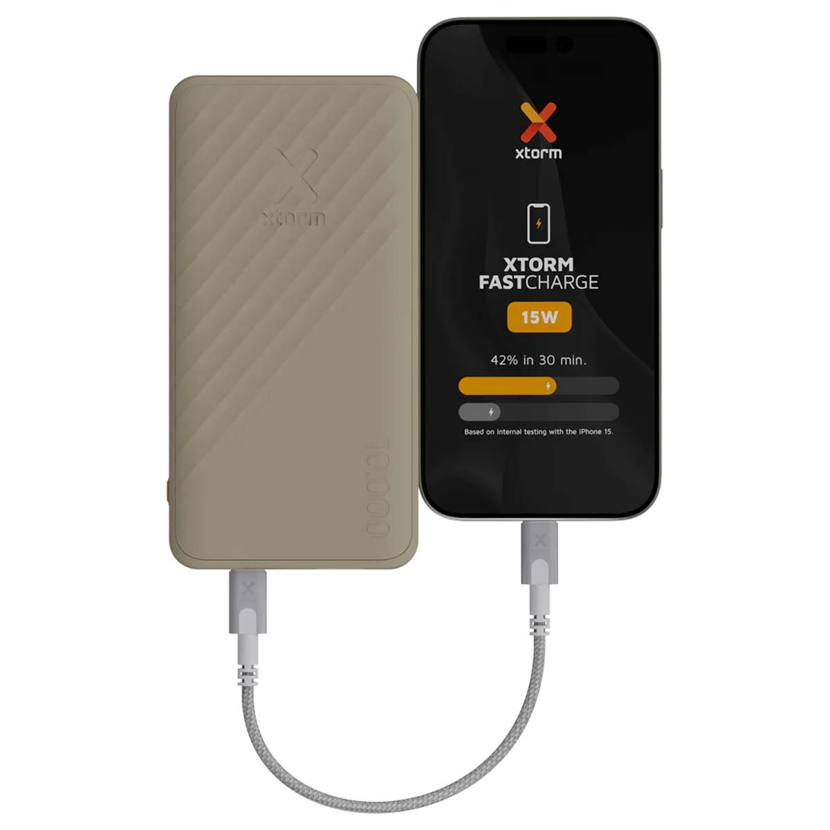 Un power bank beige è collegato a un telefono nero tramite un cavo grigio. Lo schermo mostra le informazioni di ricarica.