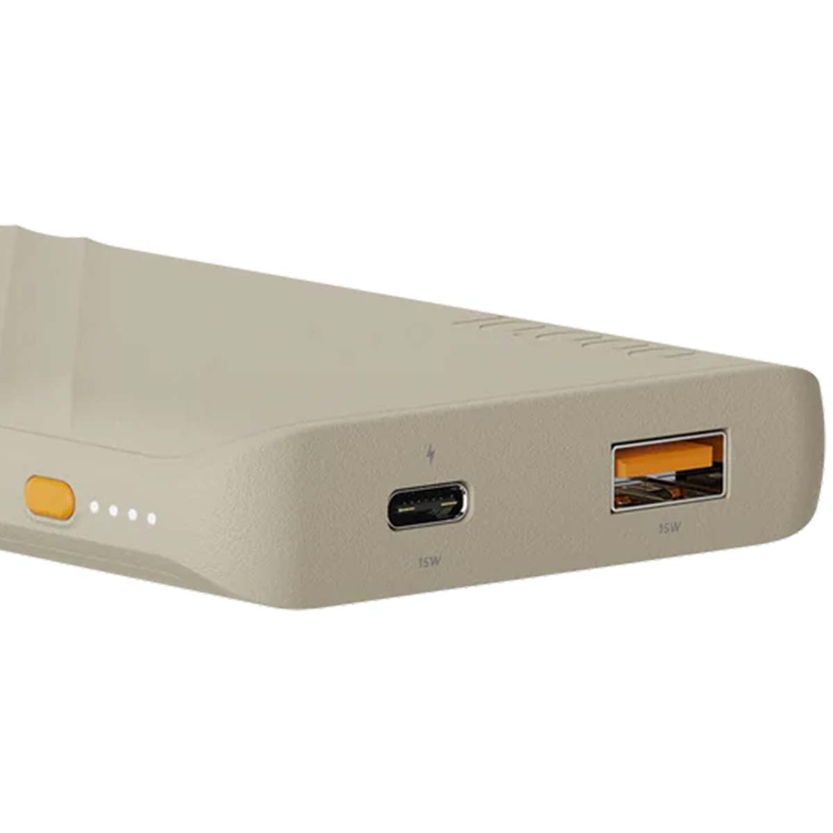 Un power bank beige con porta USB-C e USB-A. Ha un pulsante di accensione arancione e quattro spie.