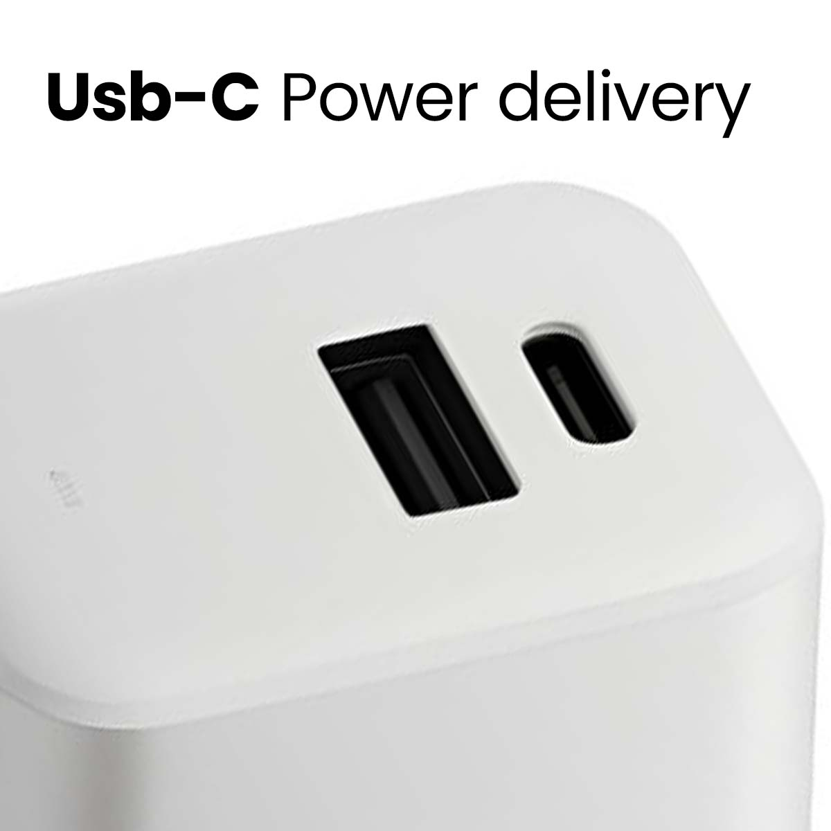Nahaufnahme eines weißen USB-C-Netzteils mit zwei schwarzen Anschlüssen, Text oben: 'Usb-C Power delivery'.