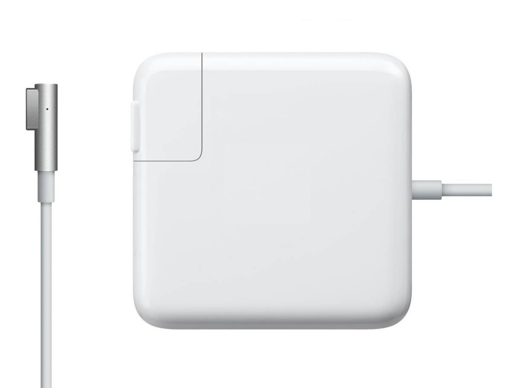 Ein weißes Apple-Ladegerät auf weißem Hintergrund. Es hat einen quadratischen Block und einen dünnen silbernen Magnetanschluss.