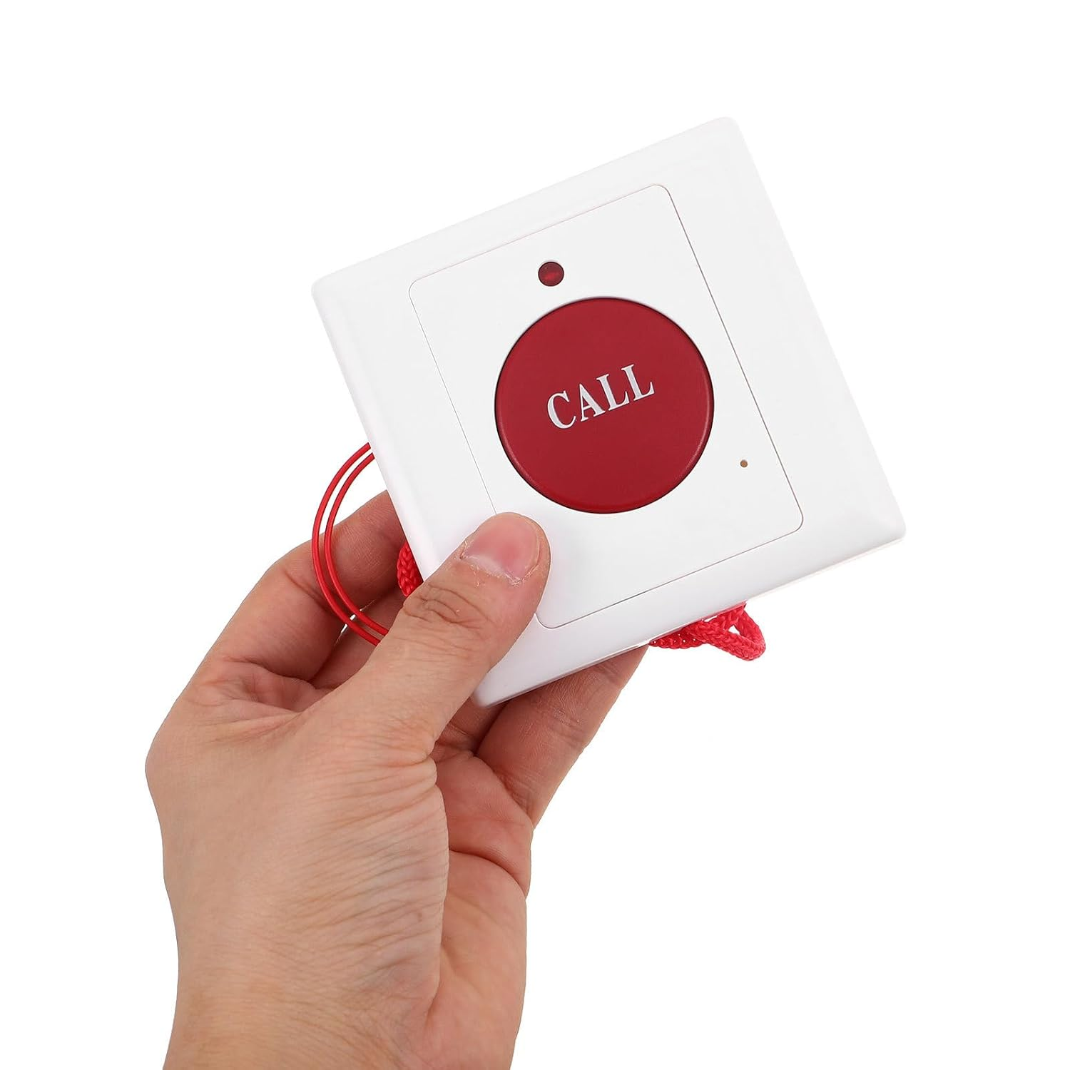 Eine Hand hält einen weißen quadratischen Knopf mit einem roten Kreis in der Mitte. Der Kreis hat das Wort 'CALL'.