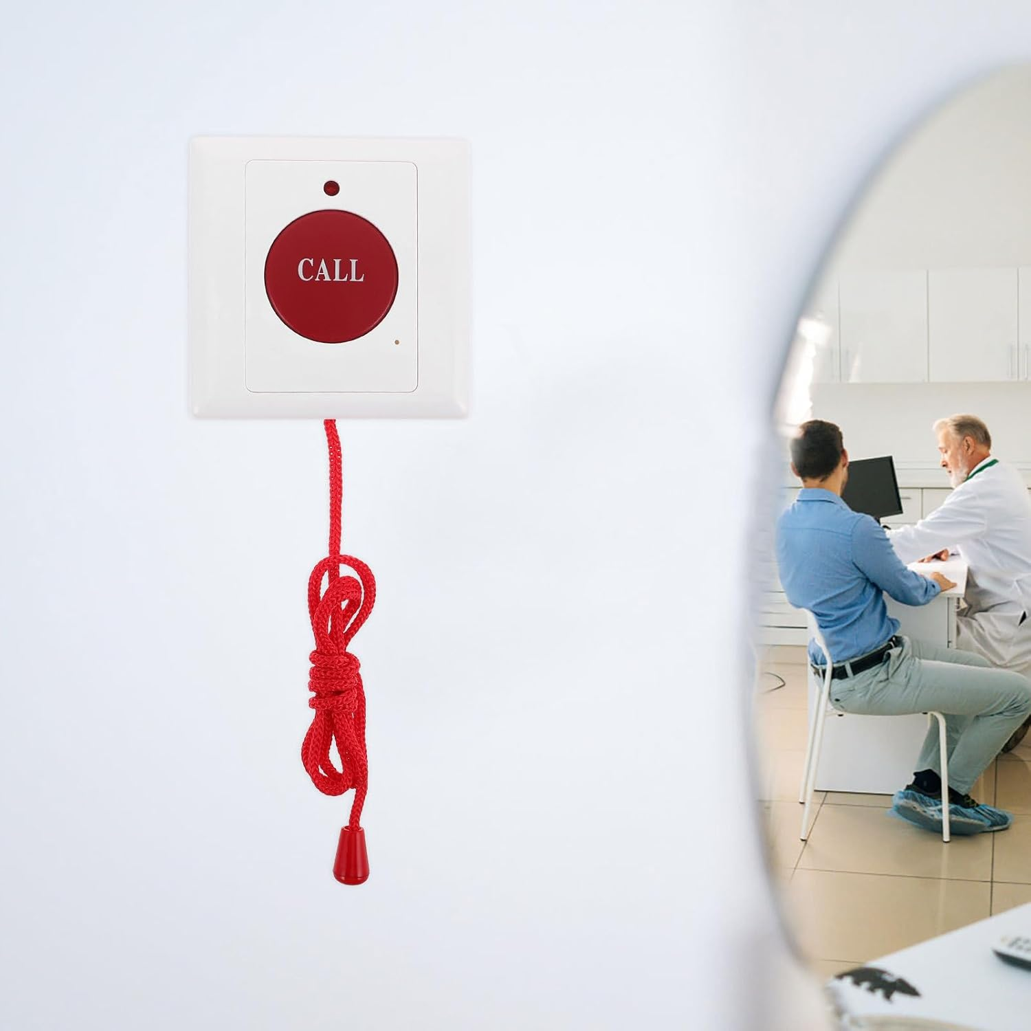Roter 'CALL'-Knopf an der Wand. Ein Mann sitzt mit einem Arzt an einem Schreibtisch. Links ist ein Spiegel.