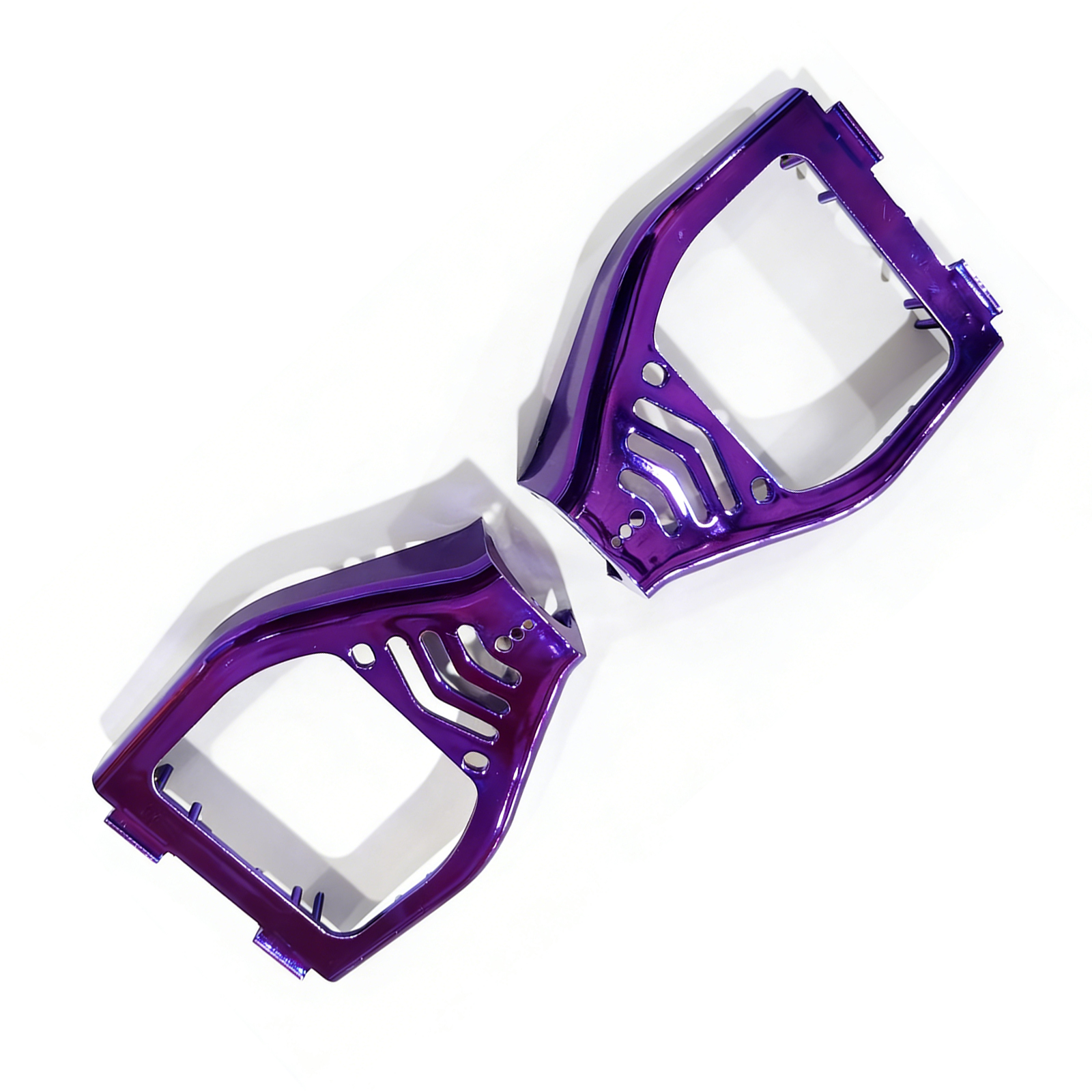 Zwei glänzende, violette Rahmenteile mit Aussparungen auf weißem Hintergrund, die Schatten werfen.
