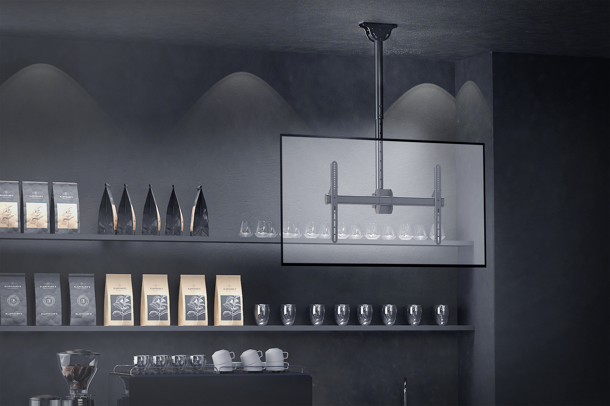 Ein modernes Café-Interieur mit Regalen, Kaffeetüten, Tassen und einem Fernseher, der von der Decke hängt.