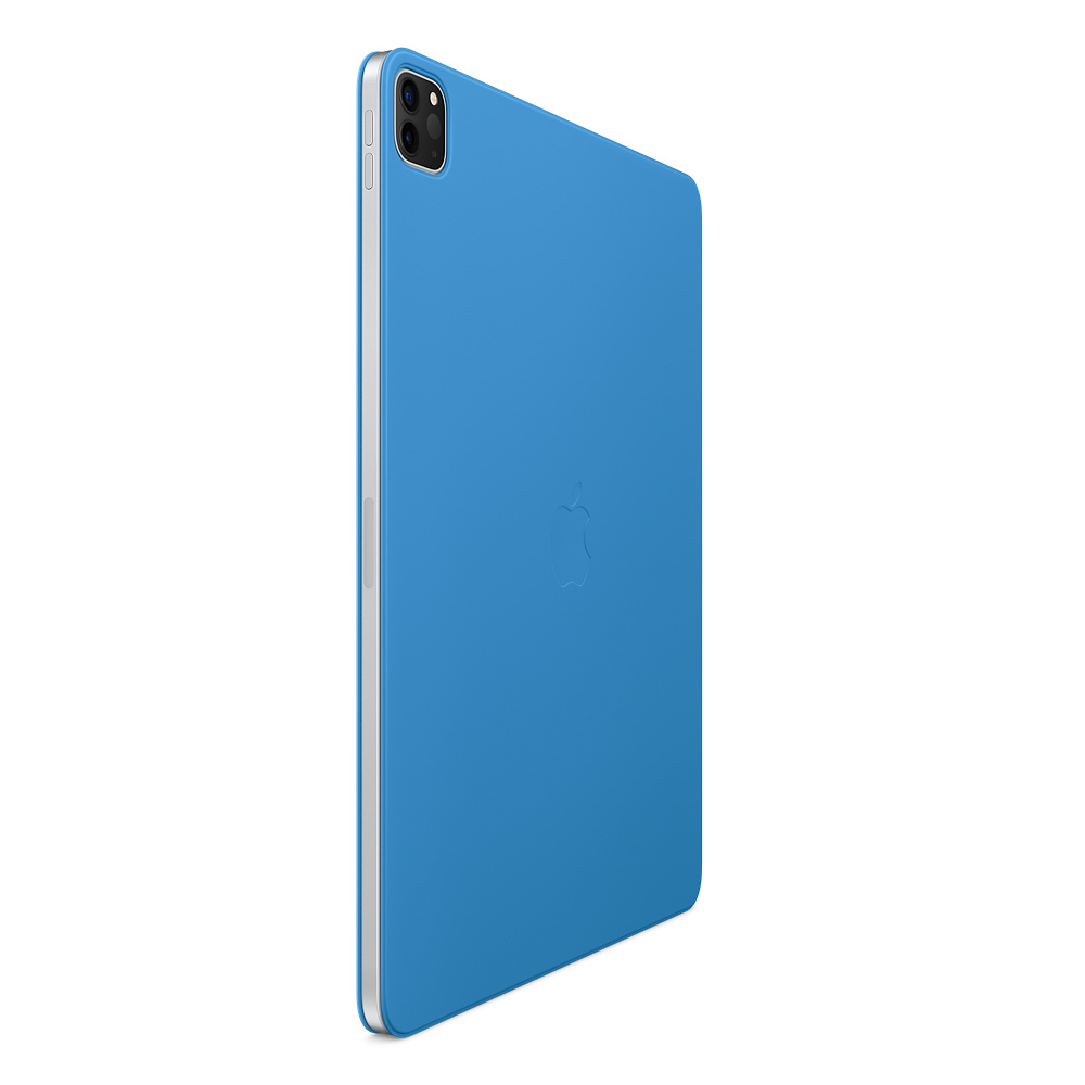 Blaues iPad Pro mit silbernem Rahmen. Apple-Logo auf der Rückseite. Kamera und Knöpfe an der Seite. Weißer Hintergrund.