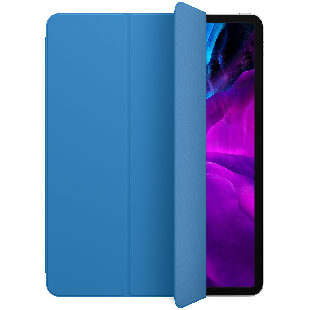 Eine blaue Tablethülle ist teilweise geöffnet und zeigt den Tablettbildschirm mit abstrakter Kunst in Lila und Blau.