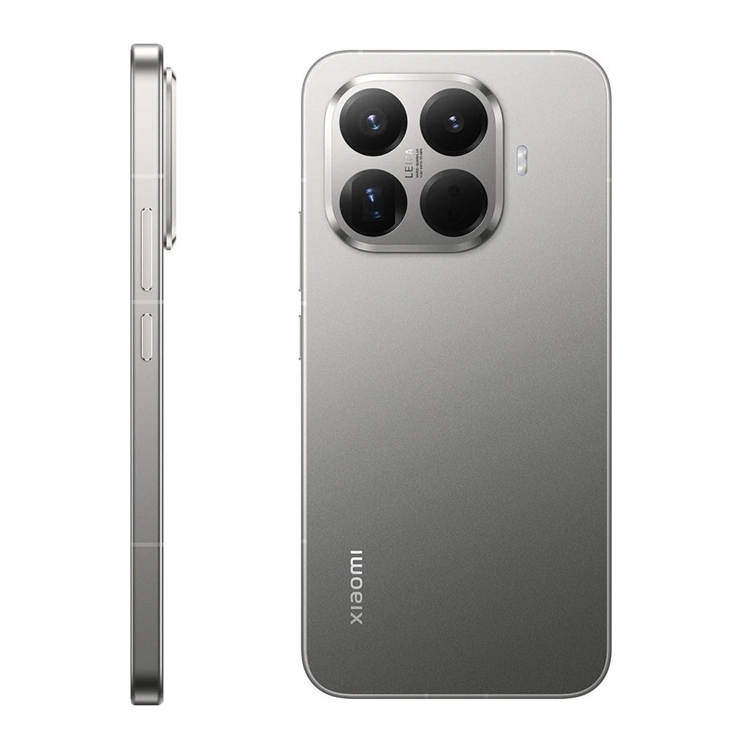 Srebrny smartfon na białym tle. Pokazuje bok i tył telefonu z czterema aparatami i logo Xiaomi.
