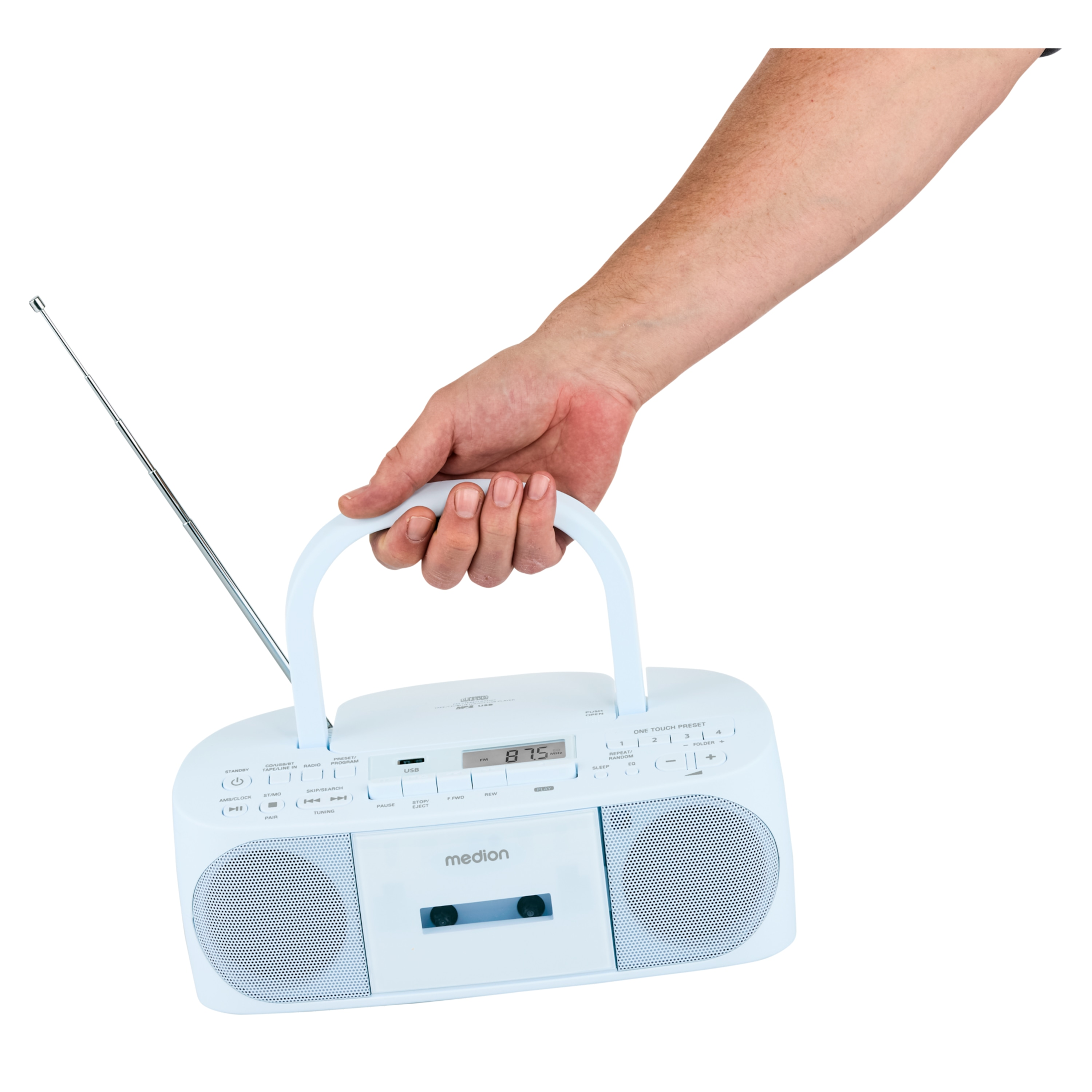 Una mano tiene un'autoradio azzurra. La radio mostra 87,5 MHz. L'autoradio ha una maniglia e un'antenna.