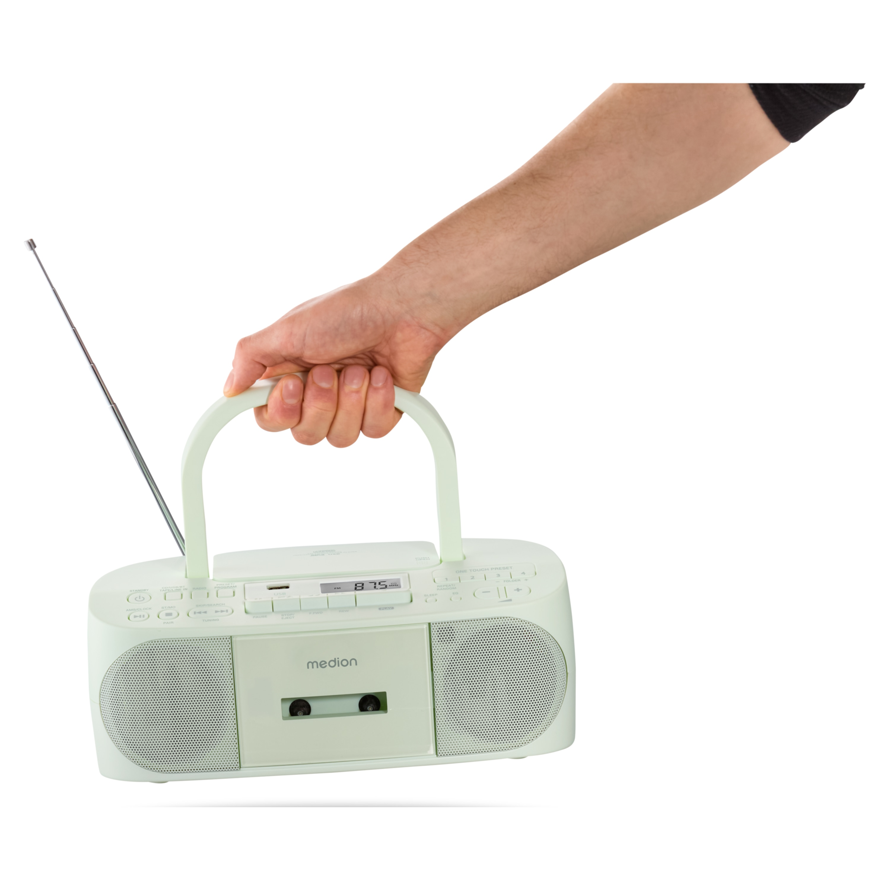 Una mano tiene un boombox color menta. Ha una maniglia, un'antenna, uno slot per cassette, altoparlanti e un display digitale.