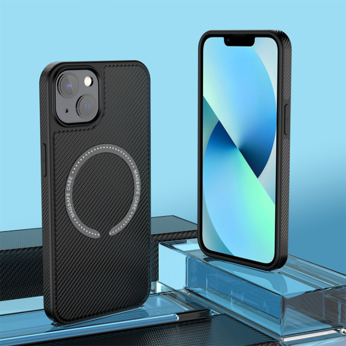Zwei schwarze iPhone-Hüllen. Eine links, mit MagSafe-Ring. Die andere rechts, mit Telefonbildschirm. Der Hintergrund ist blau.