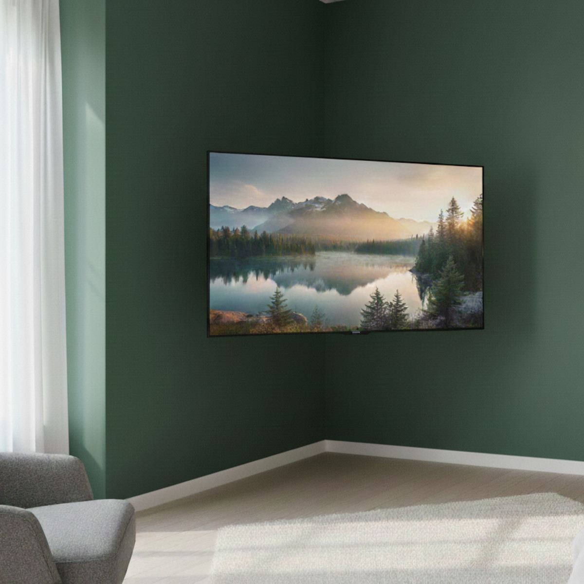Ein Fernseher zeigt eine Landschaftsszene an einer grünen Wand. Ein grauer Sessel und weißer Vorhang sind in der Ecke.