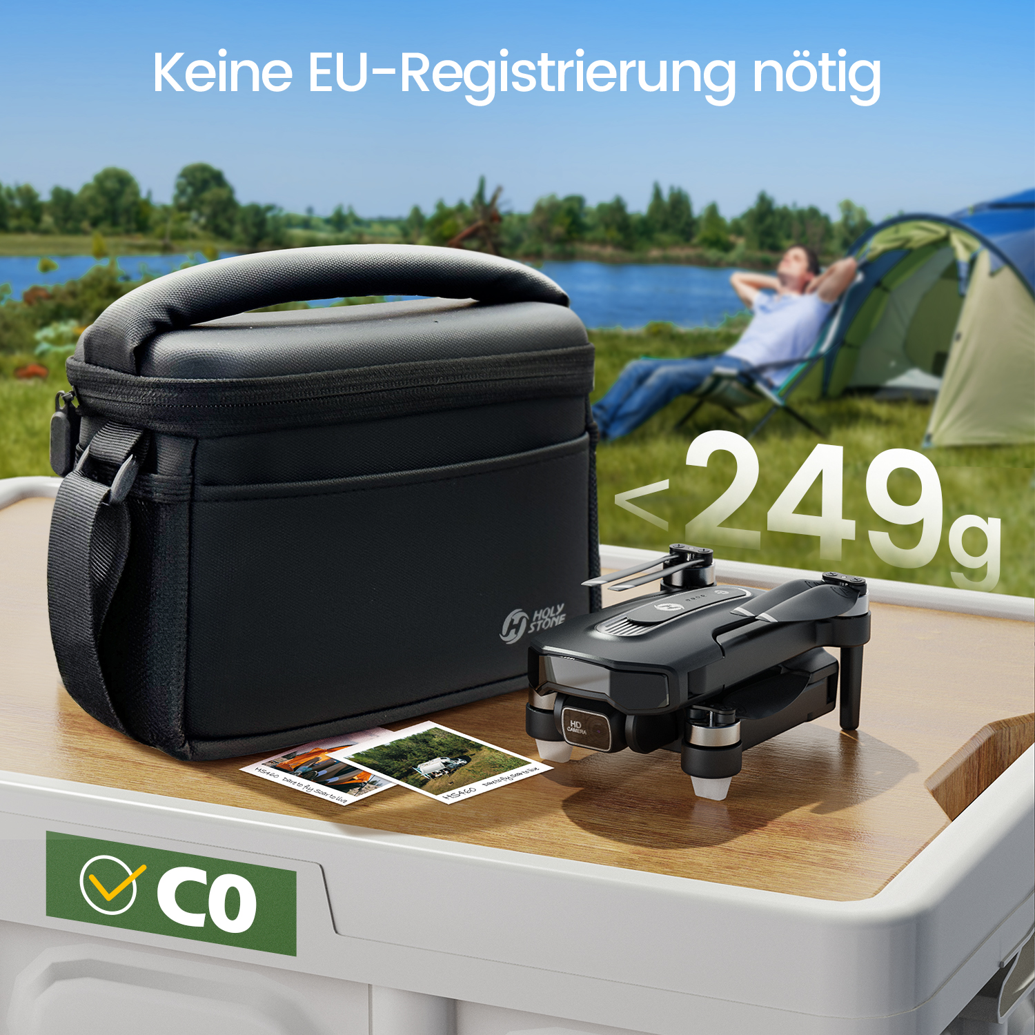 Eine schwarze Drohne und Tasche stehen auf einem Tisch. Ein Mann entspannt sich im Hintergrund. Text: "Keine EU-Registrierung nötig".