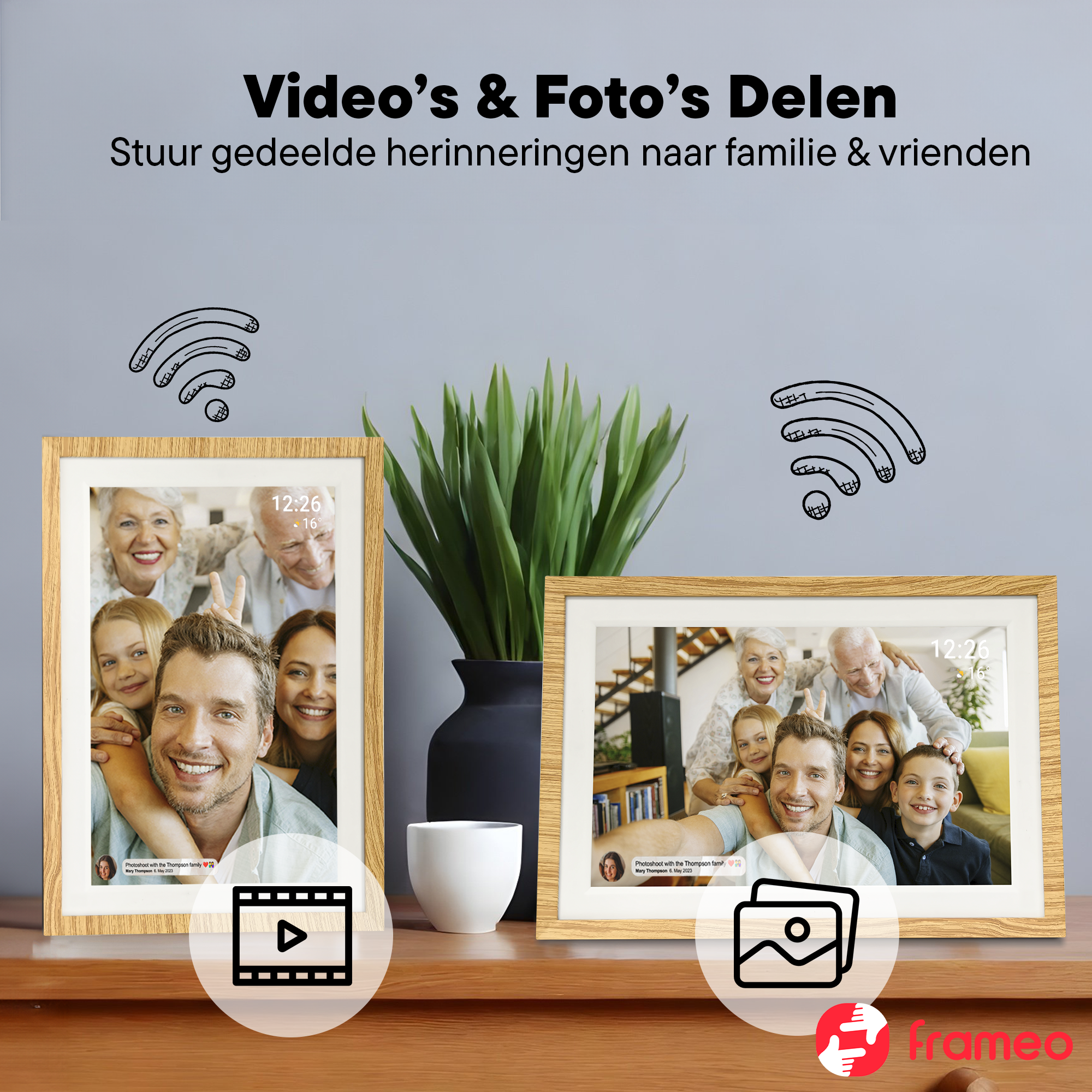Deux cadres photo numériques avec photos de famille, icônes wifi, un vase et une tasse sur une table en bois.
