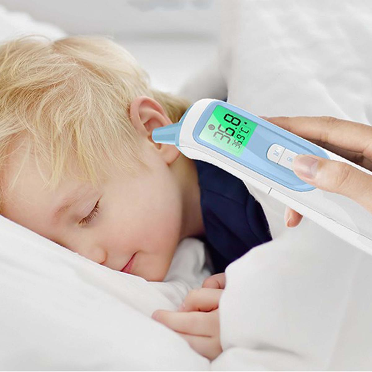 La temperatura di un bambino viene misurata con un termometro auricolare. Il display indica 36,8°C. Il bambino è a letto.