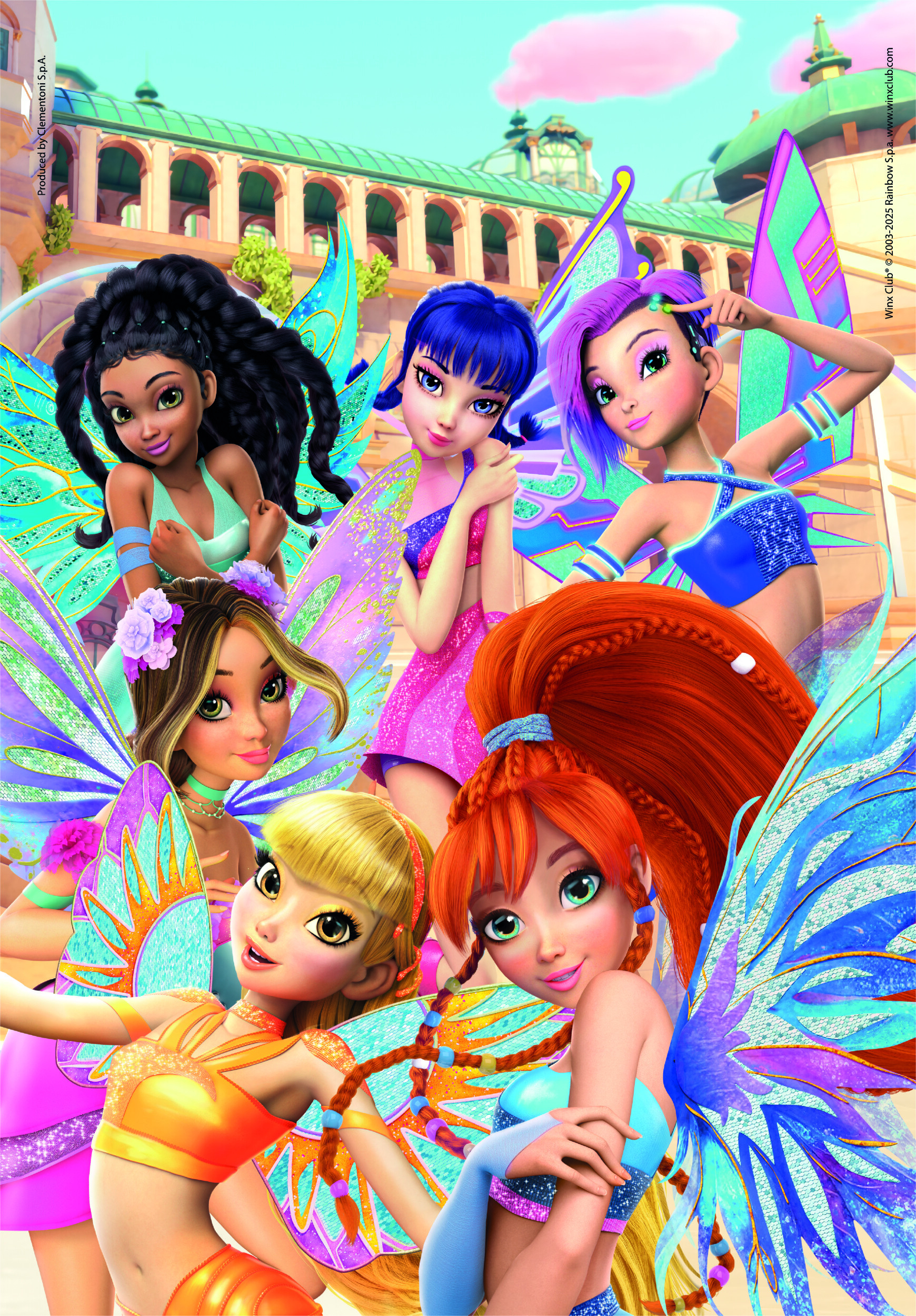Six fées animées avec des ailes. Elles portent des tenues et des coiffures colorées. Le fond est un bâtiment.