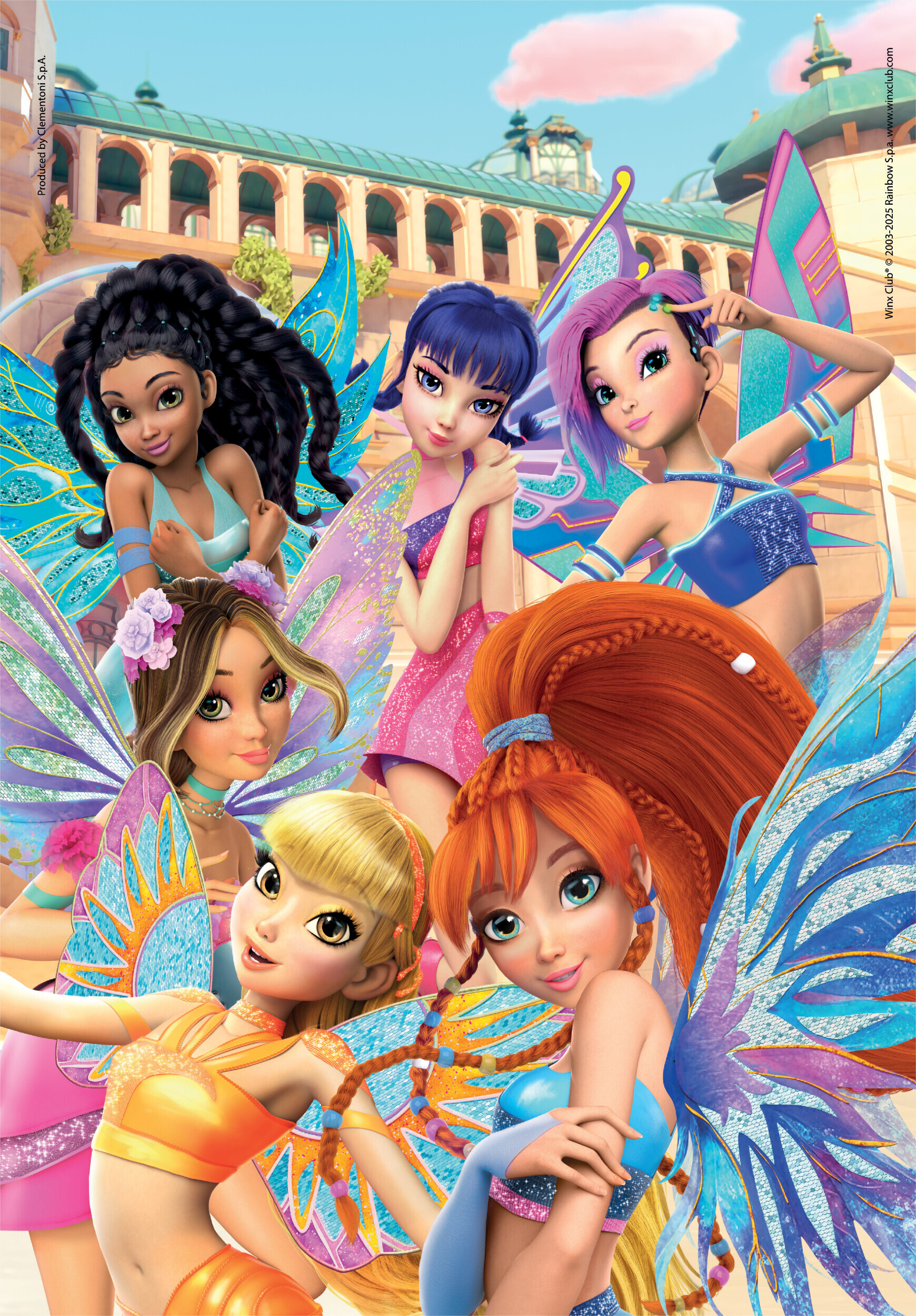 L'image présente six fées de dessins animés avec des ailes, posant devant un bâtiment. Elles ont différentes couleurs de cheveux et tenues.
