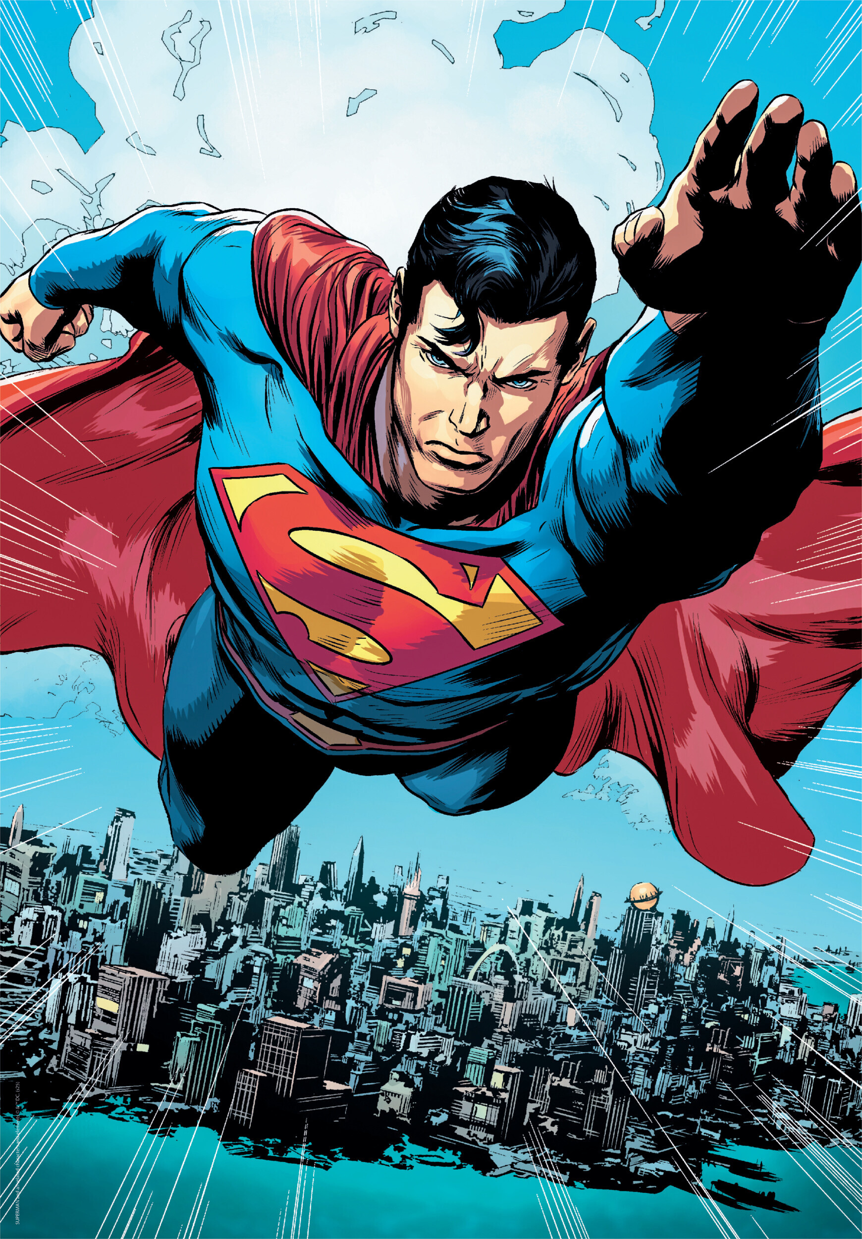 Superman vole vers le spectateur, cape au vent, au-dessus d'une ville. Costume bleu et rouge, logo jaune. Expression intense.