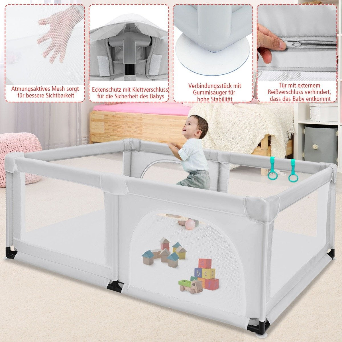 Een baby in een witte box met speelgoed. De box heeft gaaswanden en staat in een kamer met een bed en een roze poef.