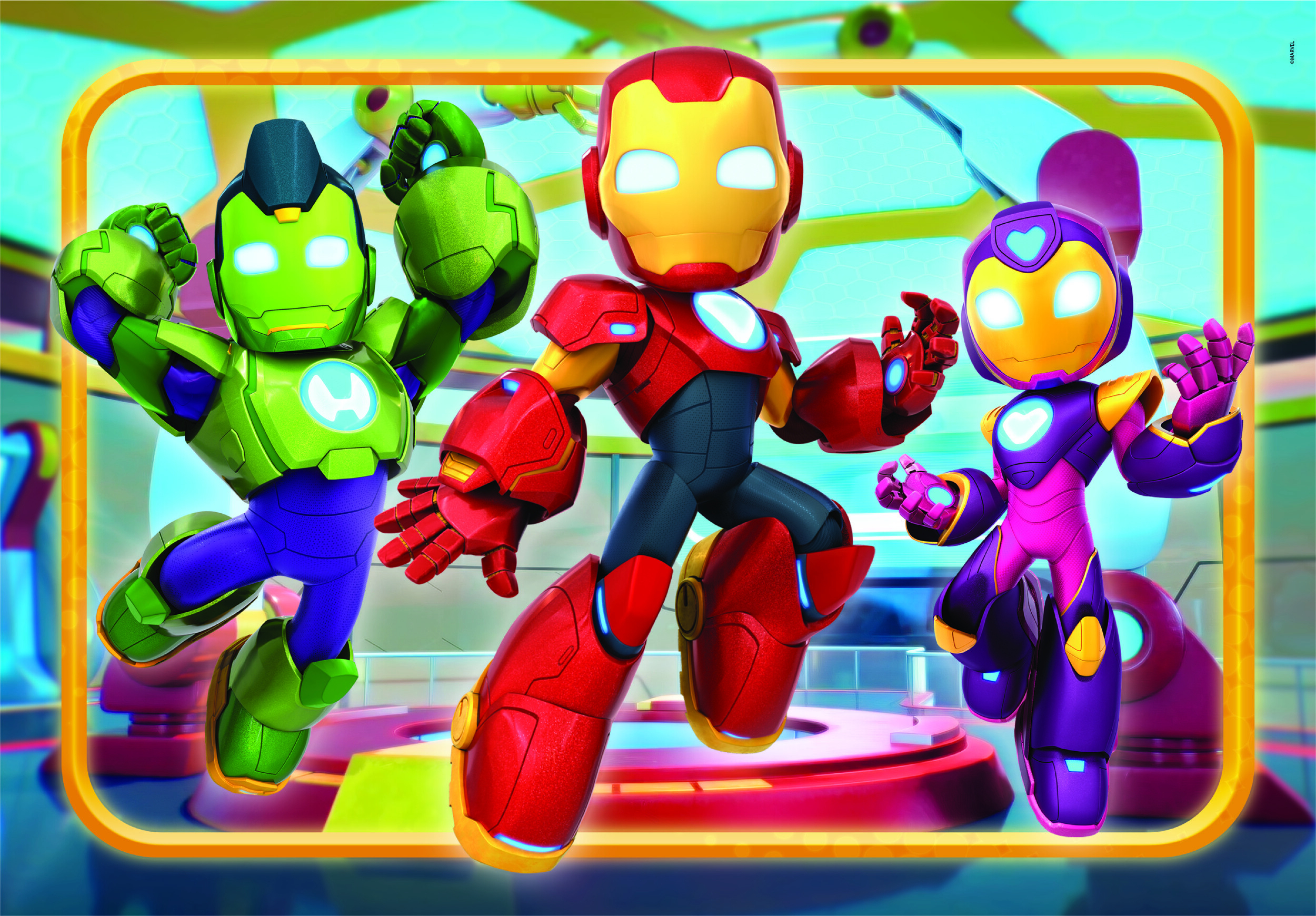 Tre figure simili a Iron Man in abiti verdi, rossi e viola all'interno di una cornice dorata.