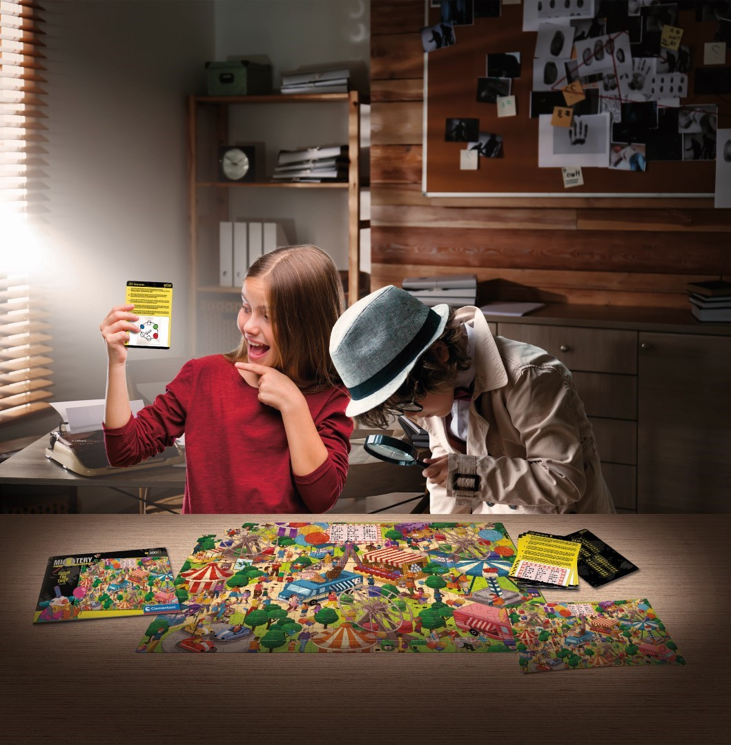 Dwoje dzieci gra w detektywa z lupą i puzzlami. Jedno trzyma kartę, drugie patrzy przez lupę.