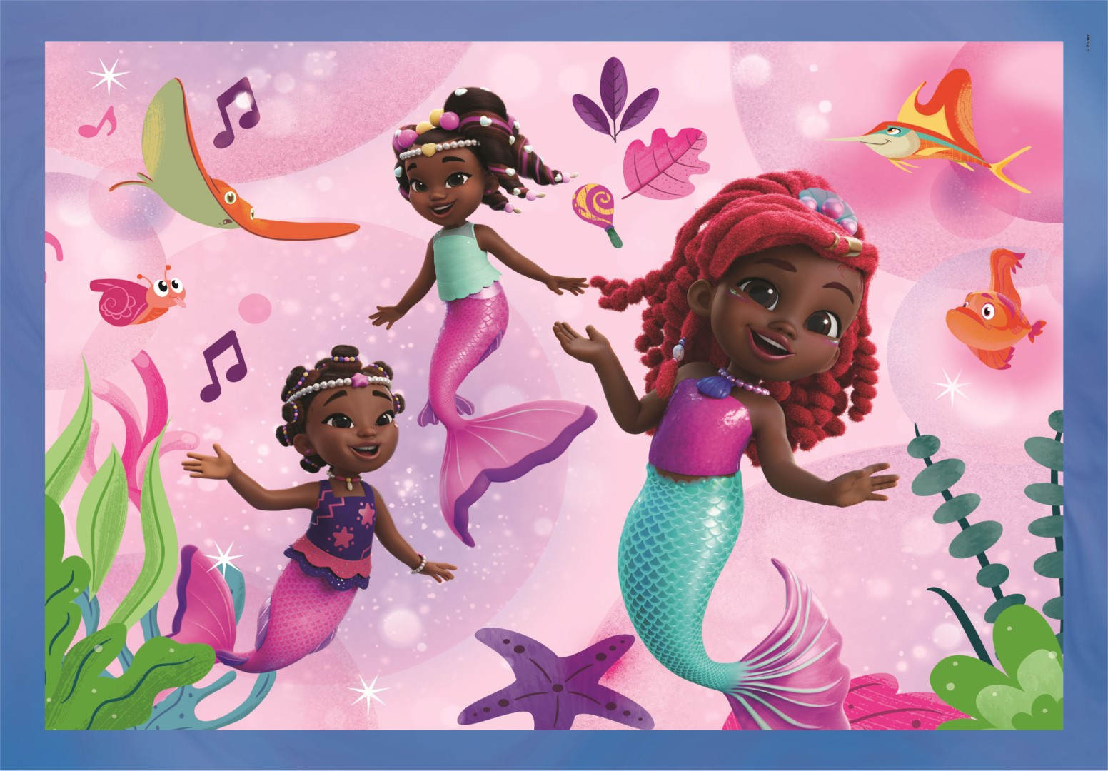 Tres sirenas cantando, con colas de colores diferentes. Peces y criaturas marinas coloridas flotan en un fondo rosa y burbujeante.
