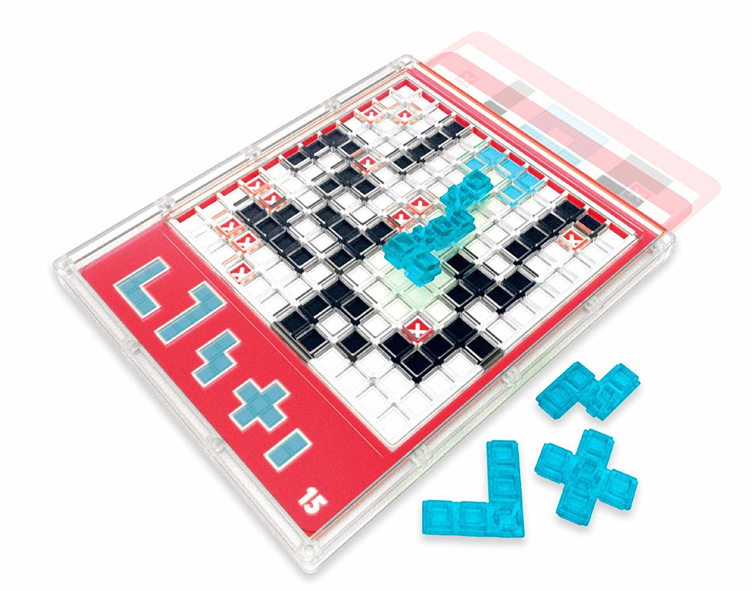 Un gioco di puzzle logico con una griglia di quadrati neri, bianchi e rossi. Diversi pezzi blu sono accanto al gioco.