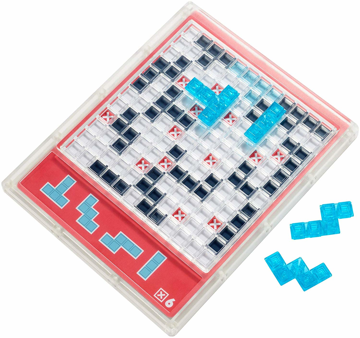 Un gioco di puzzle logico. Una griglia di quadrati con pezzi blu e bianchi. Pezzi di puzzle blu separati. Pezzi rossi e bianchi sulla tavola.