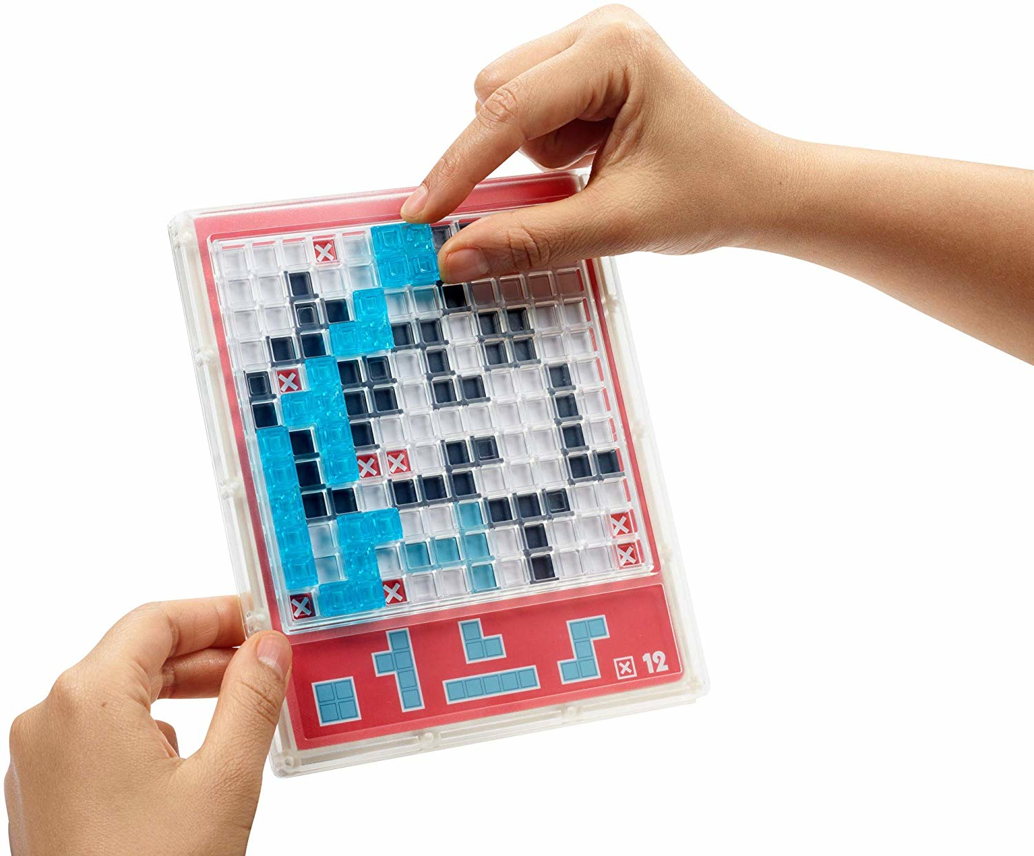 Una persona sta giocando a un puzzle. Il tabellone è rosso e trasparente con pezzi blu e neri. Le mani stanno posizionando un pezzo blu.